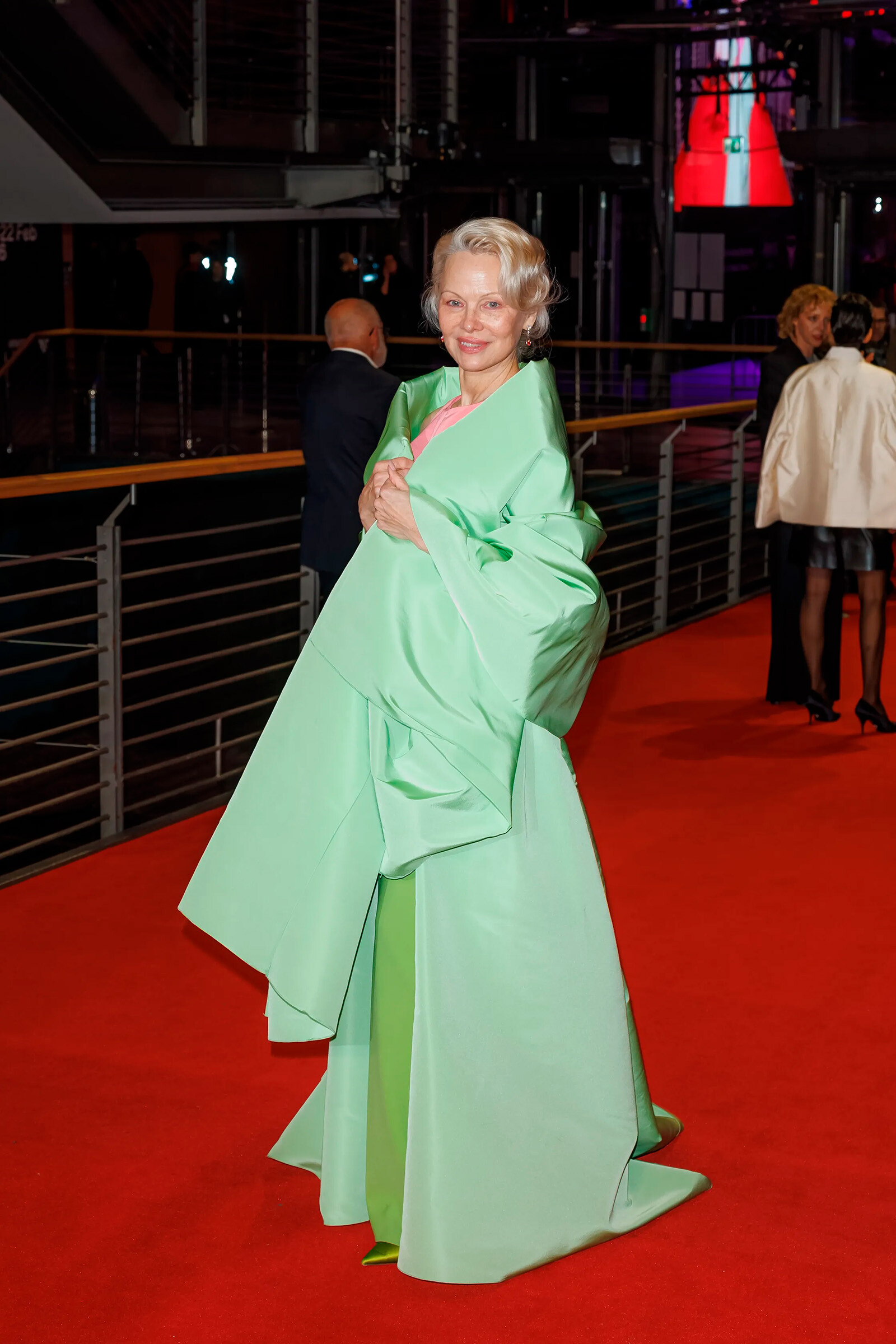 Памела Андерсон задала весеннее настроение на красной дорожке Берлинского кинофестиваля