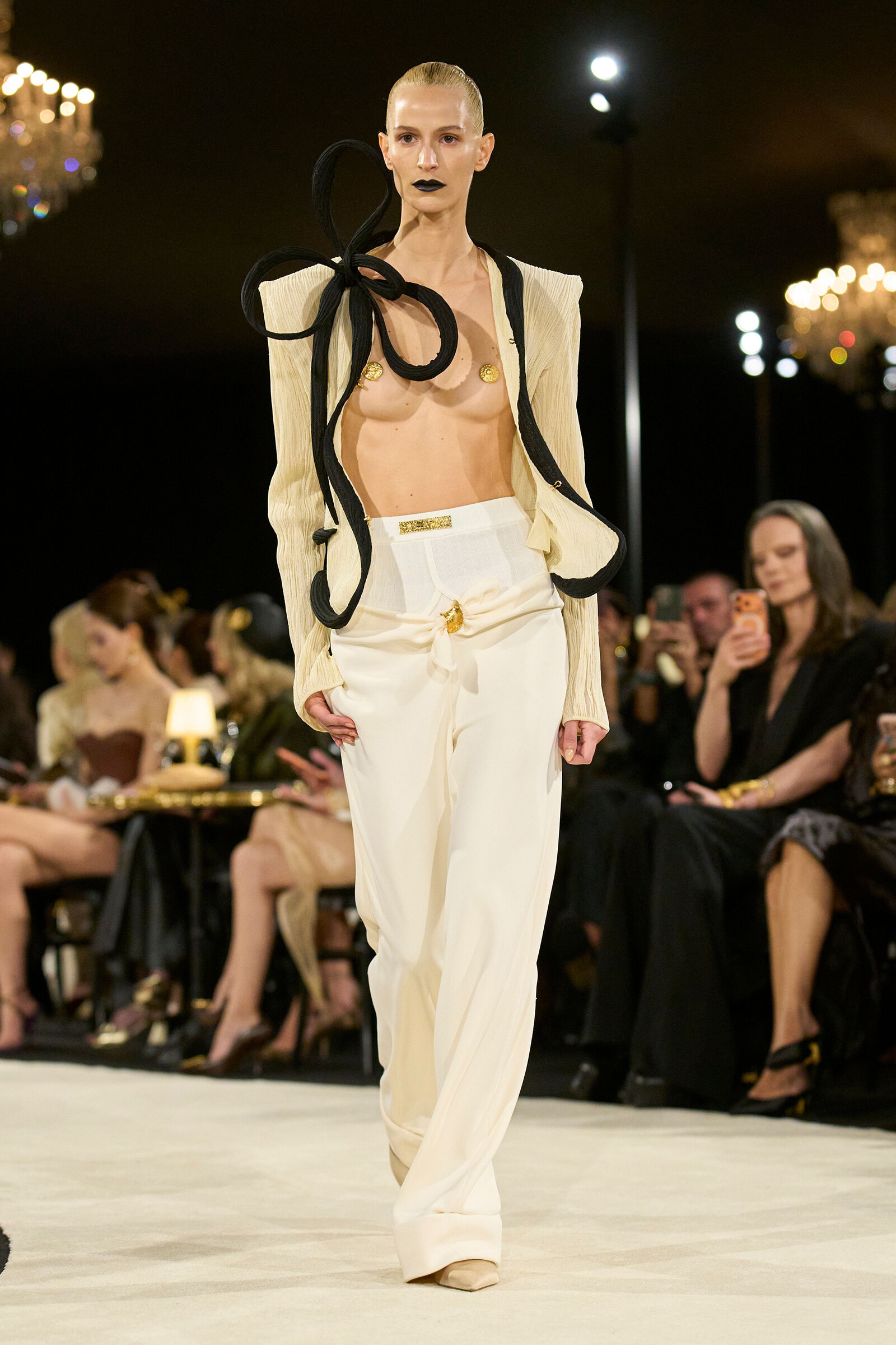 Schiaparelli весна-лето 2027: Дэниел Роузберри возвращает культовый жакет в повседневную жизнь