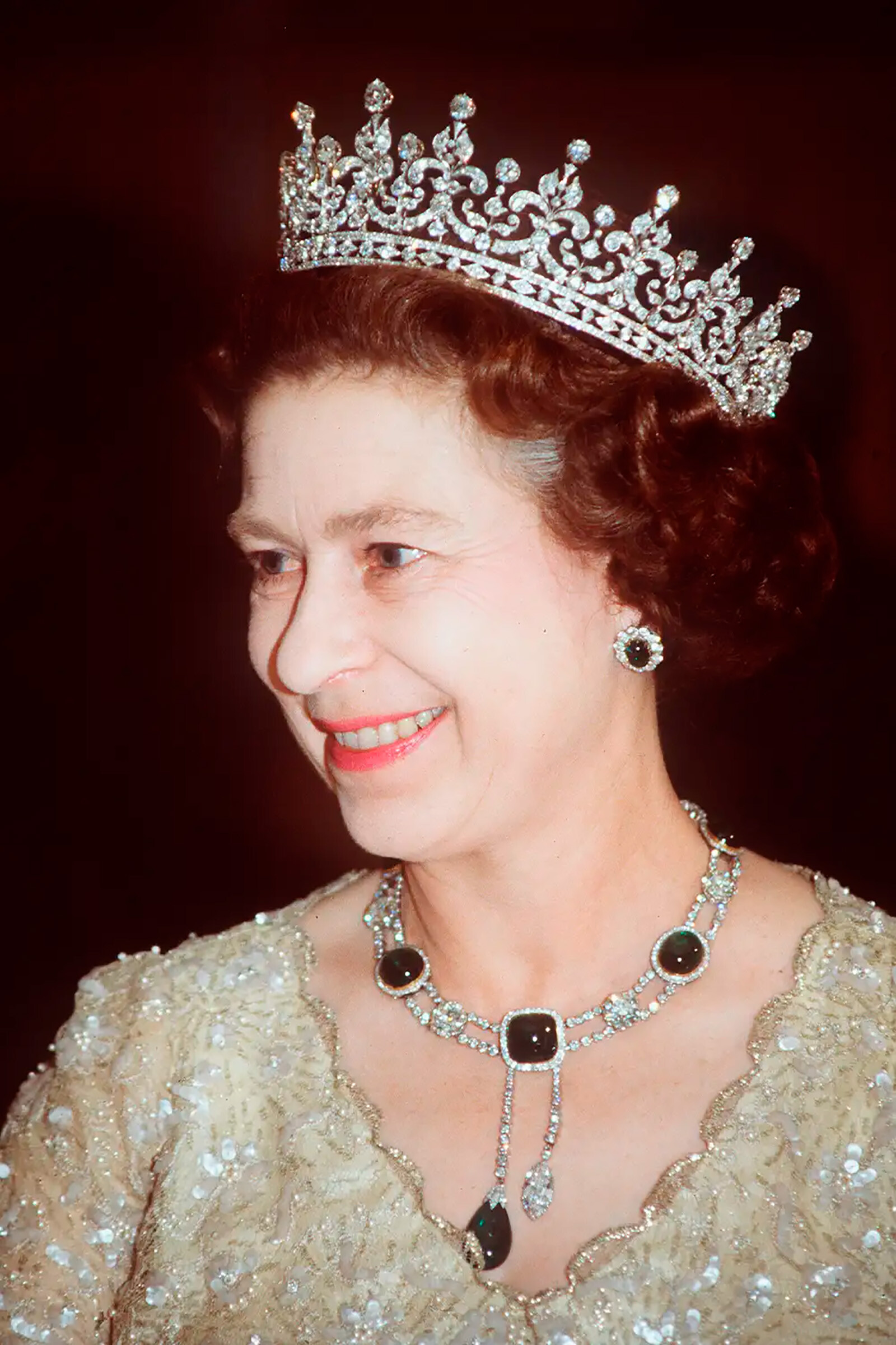 Королева Елизавета II в тиаре &laquo;Девушки Великобритании и Ирландии&raquo; в 1982 году