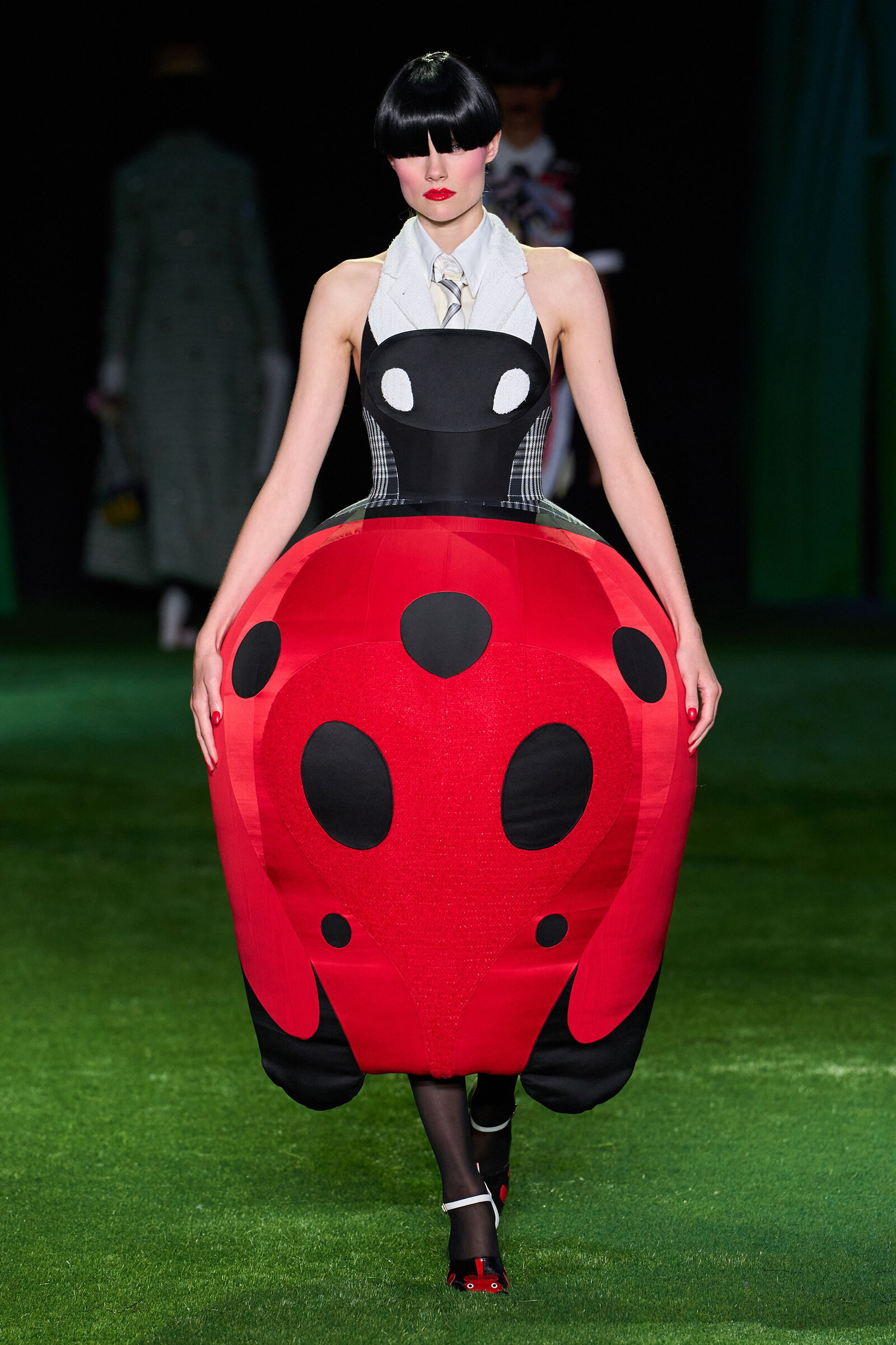 Thom Browne превратил показ сезона весна-лето 2027 в путешествие в страну насекомых