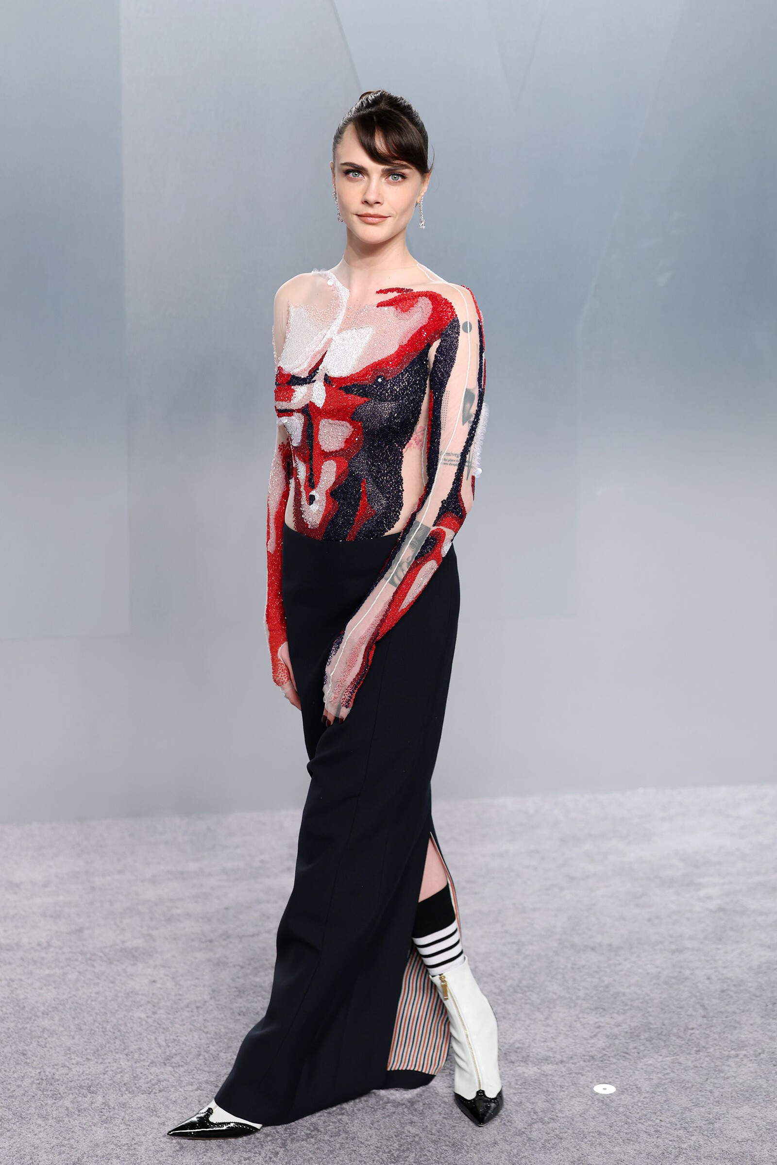 Кара Делевинь в платье от Thom Browne