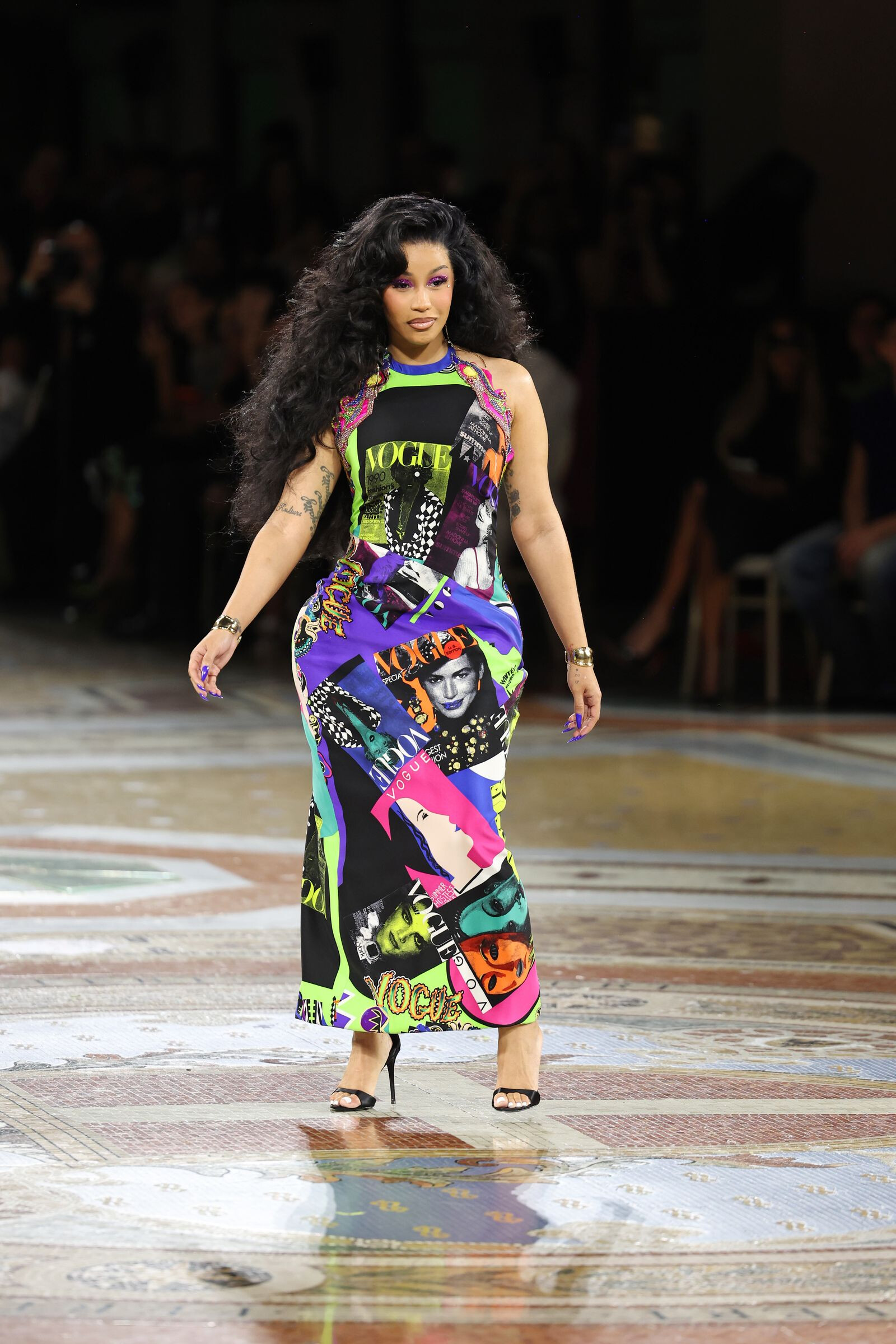 Карди Би вышла в архивном образе Versace с обложки Vogue
