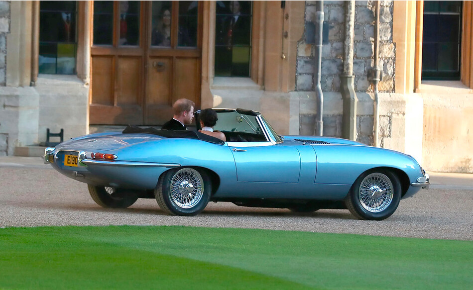 Свадебный подарок королевы Елизаветы II принцу Гарри и Меган Маркл, электрический родстер Jaguar E-Type Concept Zero 19 мая 2018 года, Виндзорский замок, Англия
