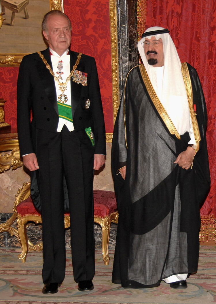 Король Хуан Карлос Испании принимает короля Саудовской Аравии Абдуллы бен Абдель Азиза Аль Сауда для гала-ужина 18 июня 2007 года в Королевском дворце в Мадриде, Испания