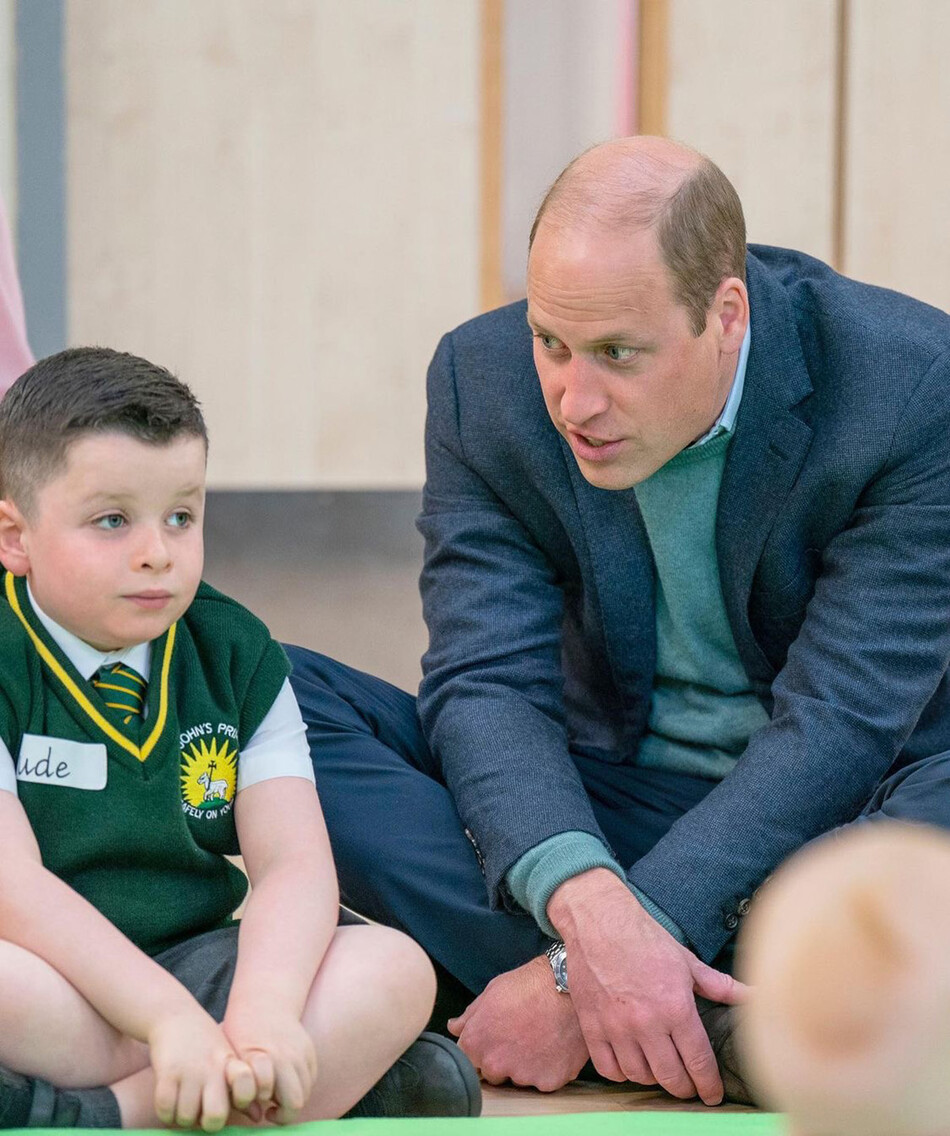 Принц Уильям, герцог Кембриджский общается с учеником начальной школы Святого Иоанна, во время сеанса &laquo;Корни эмпатии&raquo; в Глазго 11 мая 2022 года