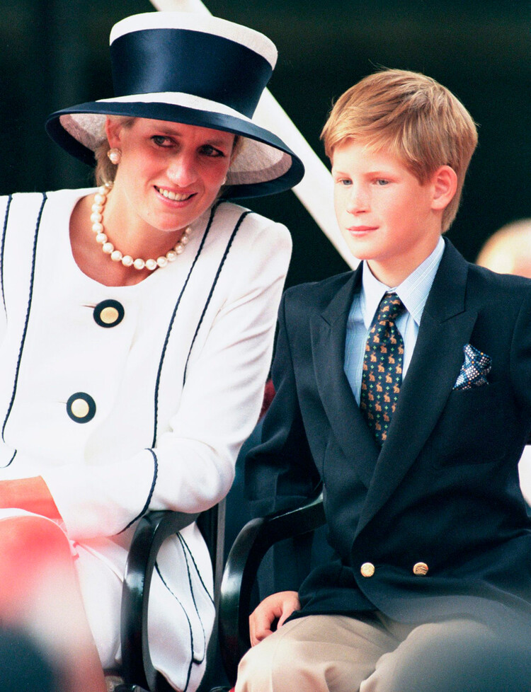 Принцесса Уэльская и принц Гарри приняли участие в праздновании 50-летия виджея в Лондоне 19 августа 1995 года