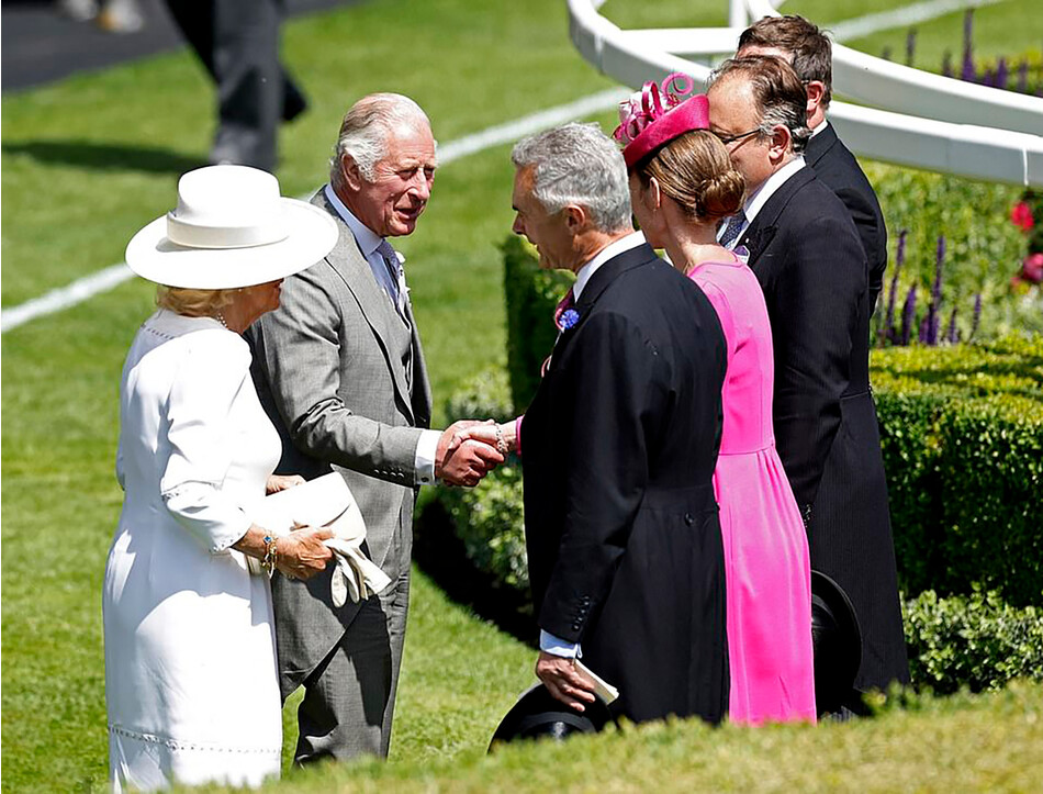 Принц Чарльз, принц Уэльский и Камилла, герцогиня Корнуольская общаются с почётными гостями королевских скачек Royal Ascot 2022 на ипподроме Аскот 15 июня 2022 года в Аскоте, Англия
