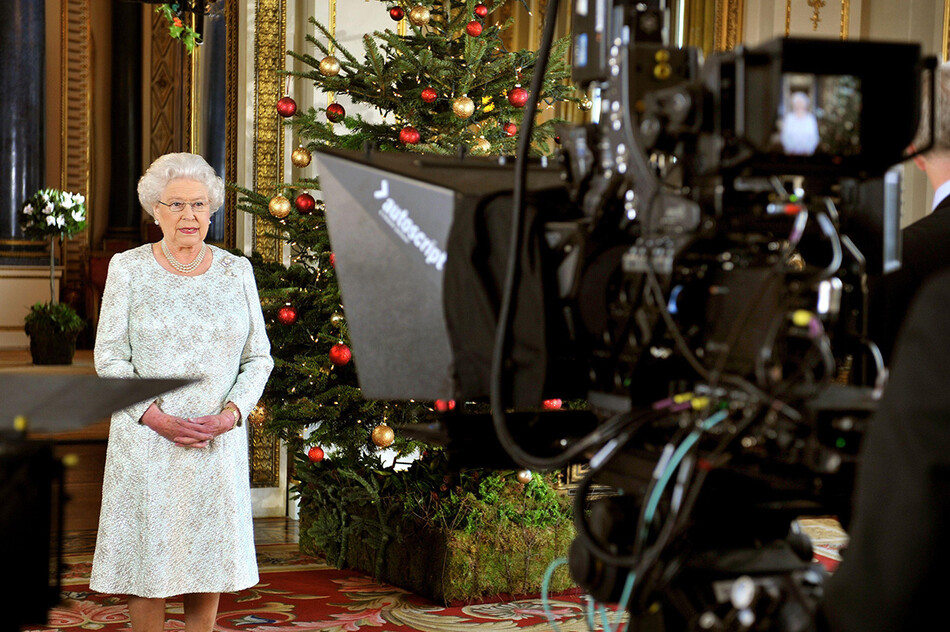 Elizabeth_II_otrecheniye_2021_0003_Mainstyle.jpgКоролева Елизавета II впервые записывает своё рождественское послание к Содружеству в 3D из Белой гостиной Букингемского дворца в декабре 7 августа 2012 года в Лондоне, Англия