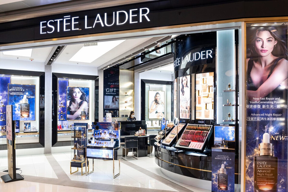 Estee Lauder закрывает свои магазины по всей России