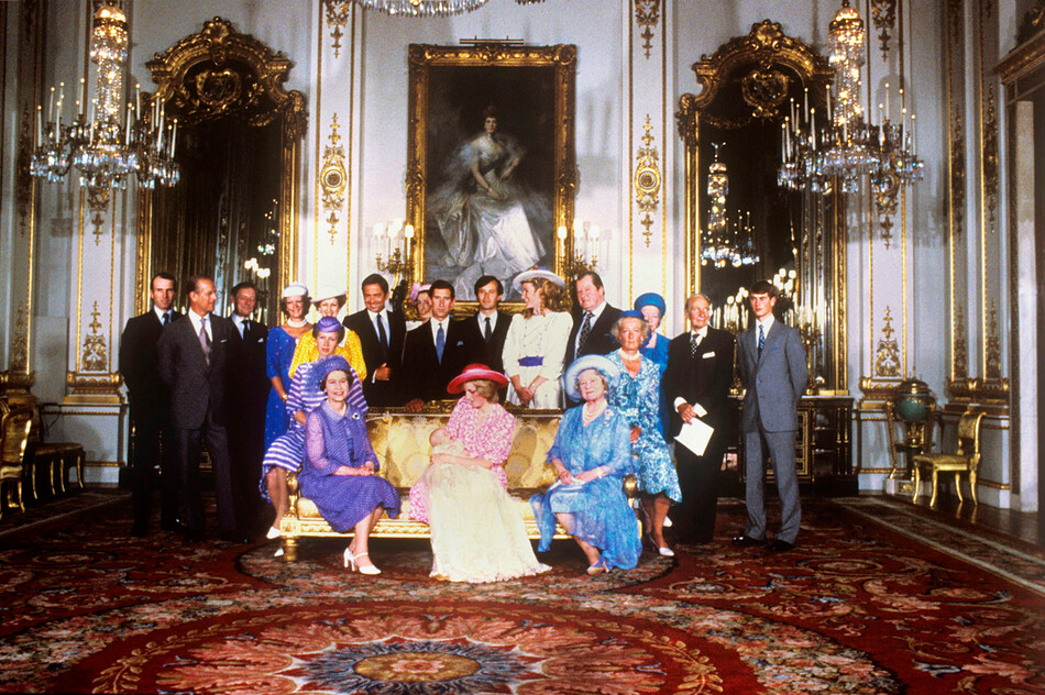 Королева Елизавета II с членами королевской семьи Великобритании после крестин принца Уильяма в Букингемском дворце 04 августа 1982 года, Лондон