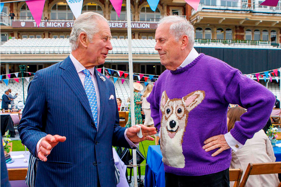 Принц Чарльз беседует с Джайлсом Брандретом на Большом юбилейном обеде в Овале в Лондоне 5 июня 2022 года в рамках празднования платинового юбилея королевы Елизаветы II