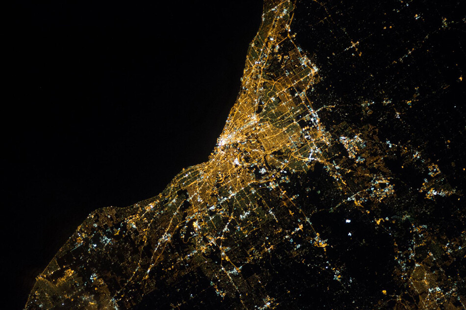 Ночной вид Кливленда с высоты примерно 386 километров 