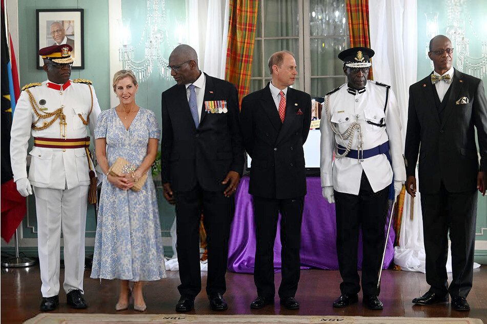 Софи, графиня Уэссекская, и принц Эдвард, граф Уэссекский, в Доме правительства 25 апреля 2022 года в Сент-Джонсе, Антигуа и Барбуда