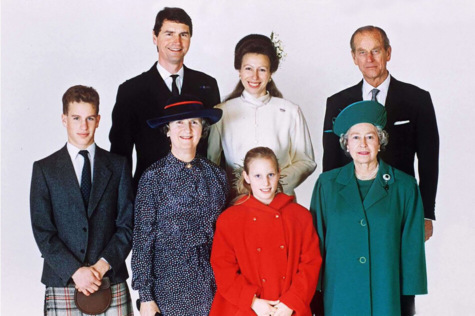 Королевская принцесса Анна с Тимоти Лоуренсом в день их свадьбы с челнами семьи королевой Елизаветой II, принцем Филиппом, Марком и Зарой Филлипс и матерью жениха, в церкви Крати Кирк в Балморале, 12 декабря 1992 г., Шотландия