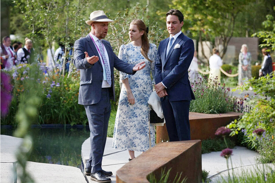 Организатор выставки цветов RHS Chelsea 2022 проводит частную экскурсию для принцессы Беатрис и её мужа Эдоардо Мапелли-Моцци 23 мая 2022 года в Лондоне