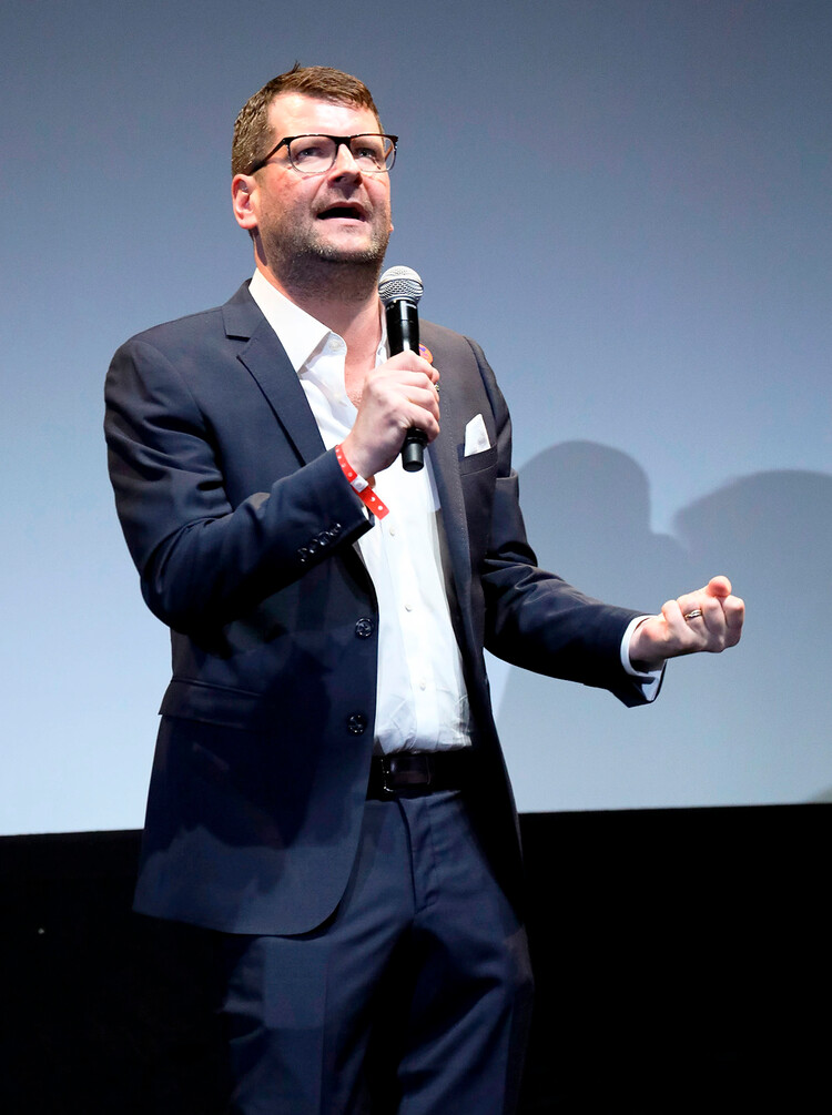 Люк Паркер-Боулз на сцене во время кинофестиваля в Монклере 2019 года в театре Веллмонт 4 мая 2019 года в Монклере, штат Нью-Джерси