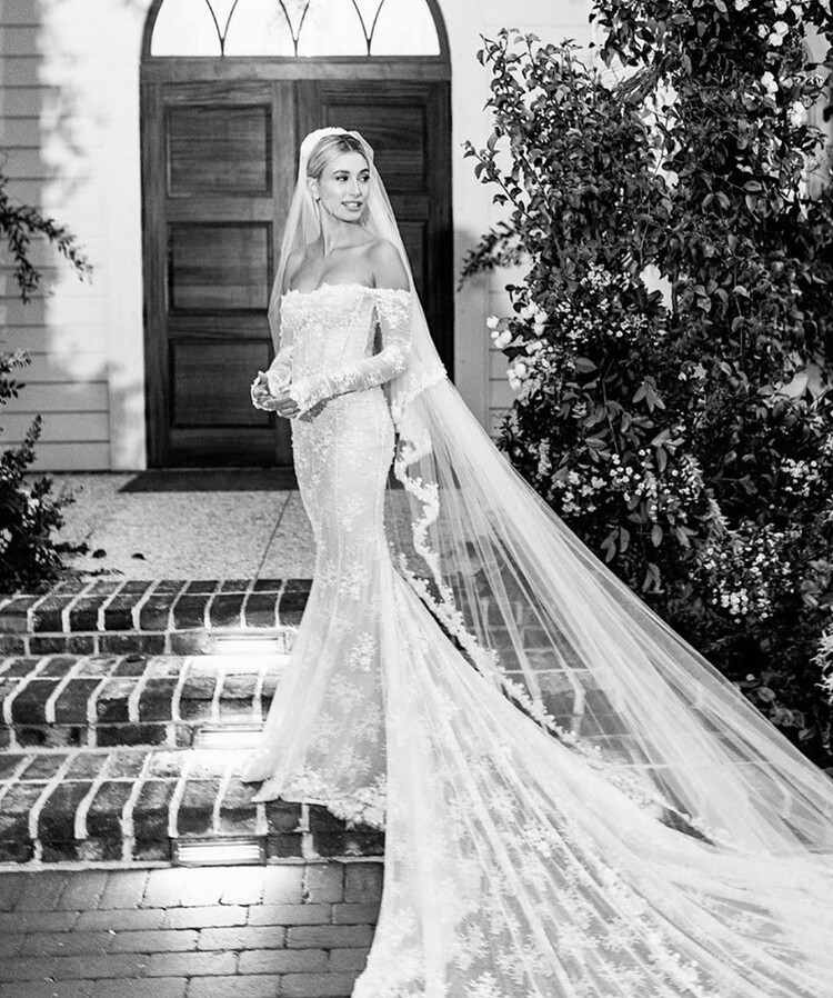 Хейли Бибер рассказала, кто создал её свадебное платье