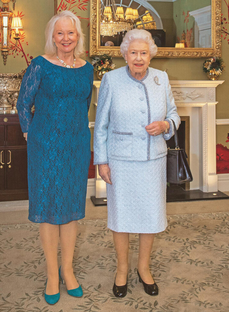 Королева Елизавета II и королевский костюмер Анджелла Келли в Букингемском дворце, 2018