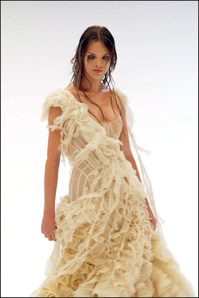 Ким Кардашьян в легендарном &laquo;платье устрицы&raquo; от Alexander McQueen