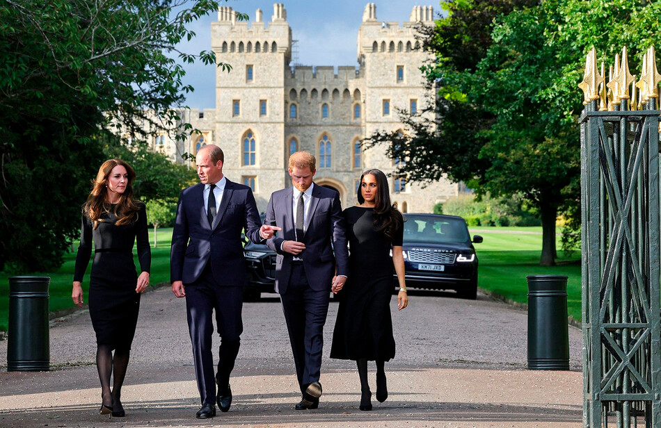 Принц Гарри и Меган Маркл воссоединились с королевской семьёй, чтобы встретить гроб Елизаветы II в Лондоне