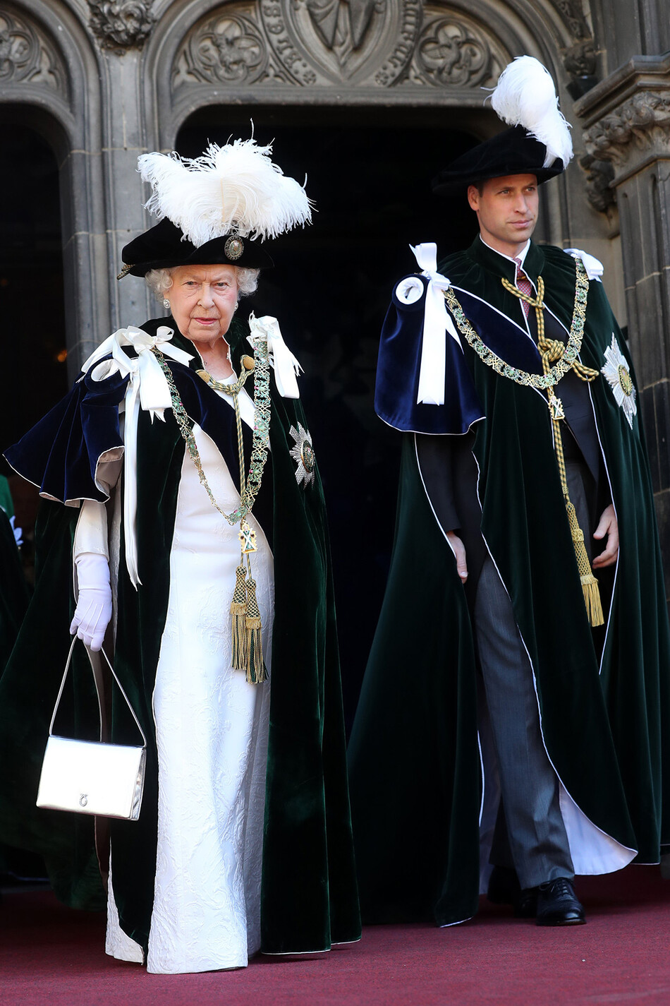 Королева Елизавета II и принц Уильям, герцог Кембриджский покидают службу Thistle Service в соборе Святого Джайлса 6 июля 2018 года в Эдинбурге, Шотландия
