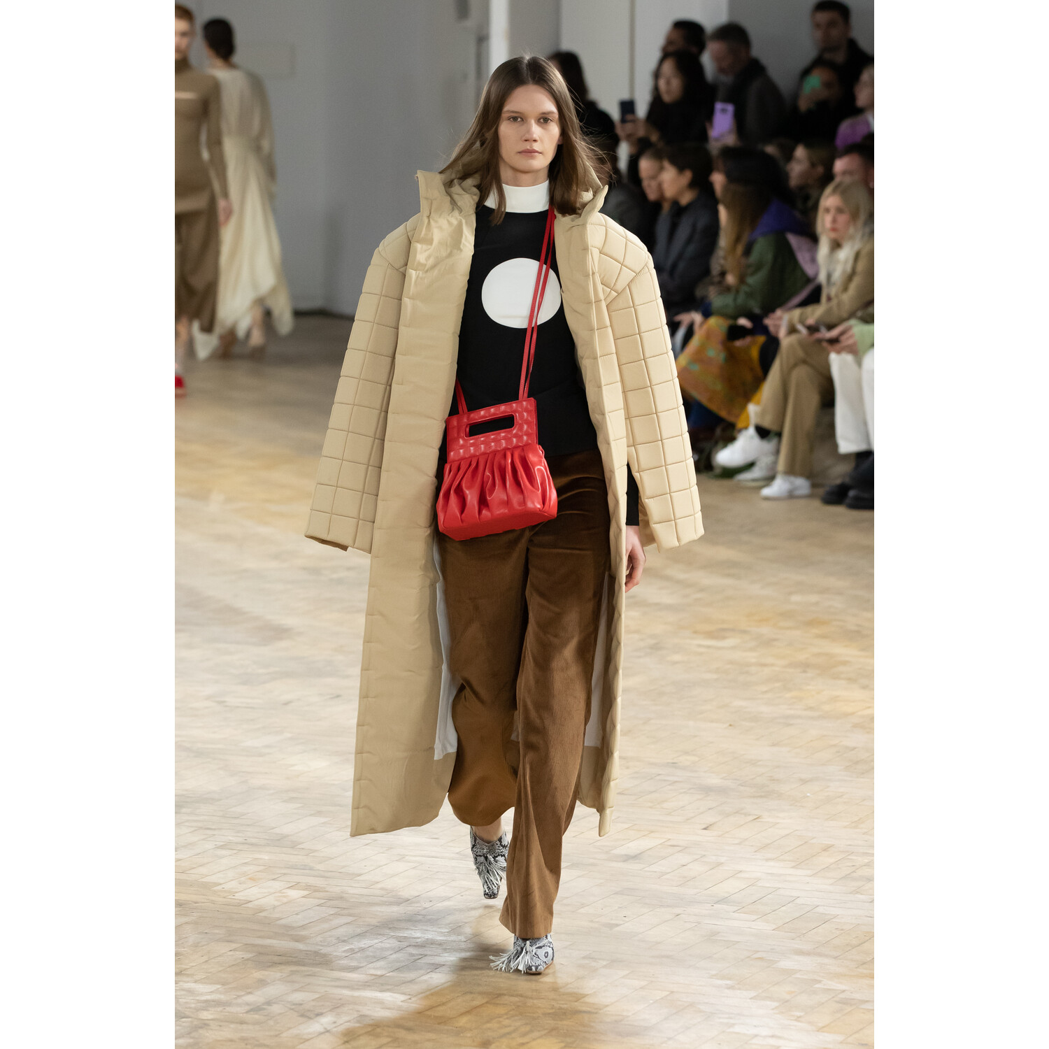 Фото A.W.A.K.E. MODE Fall 2020 Ready-to-Wear / A.W.A.K.E. MODE осень 2020 / Неделя моды в Лондоне