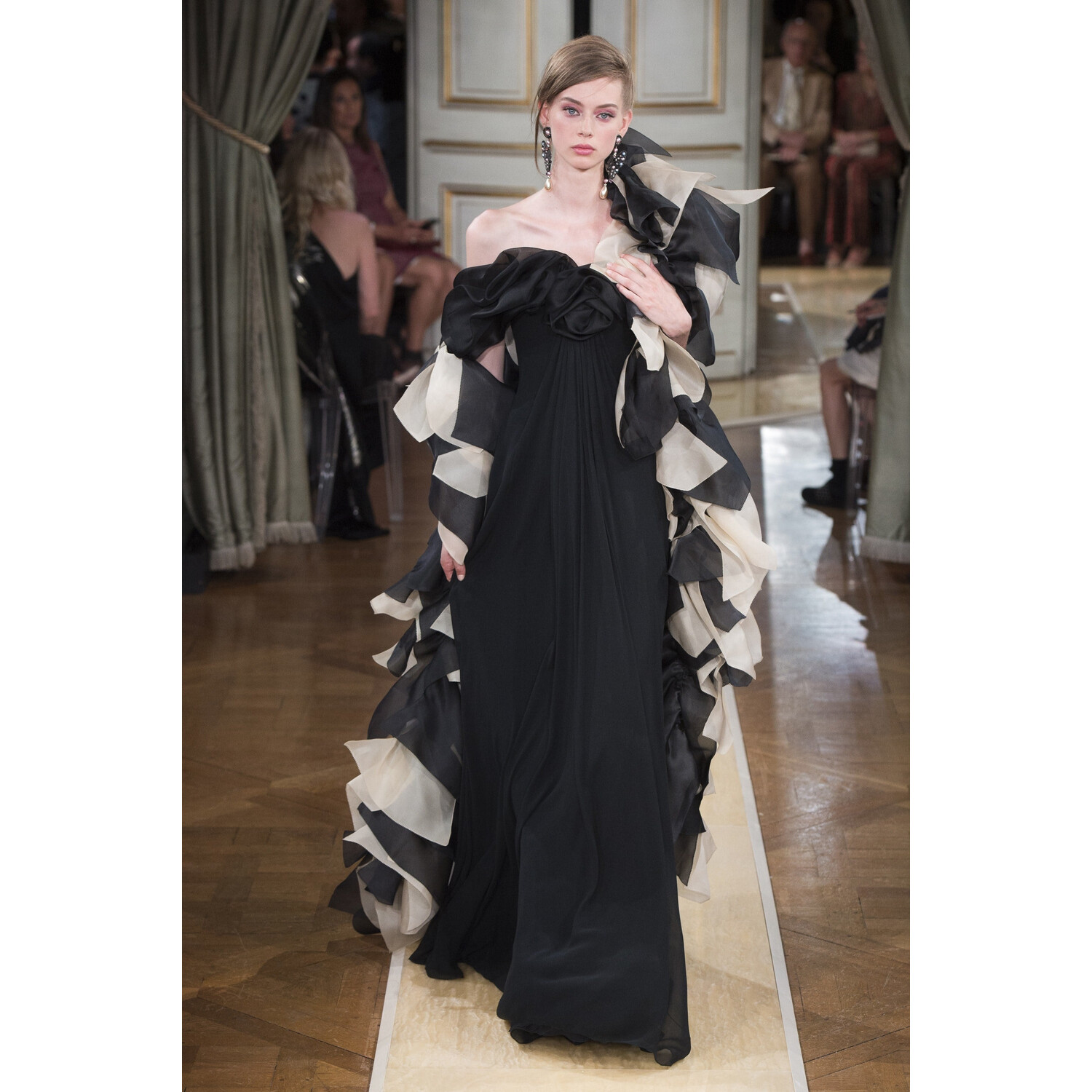 Фото Armani Prive Fall 2018 Couture Collection / Армани Приве Осень 2018 Кутюр коллекция