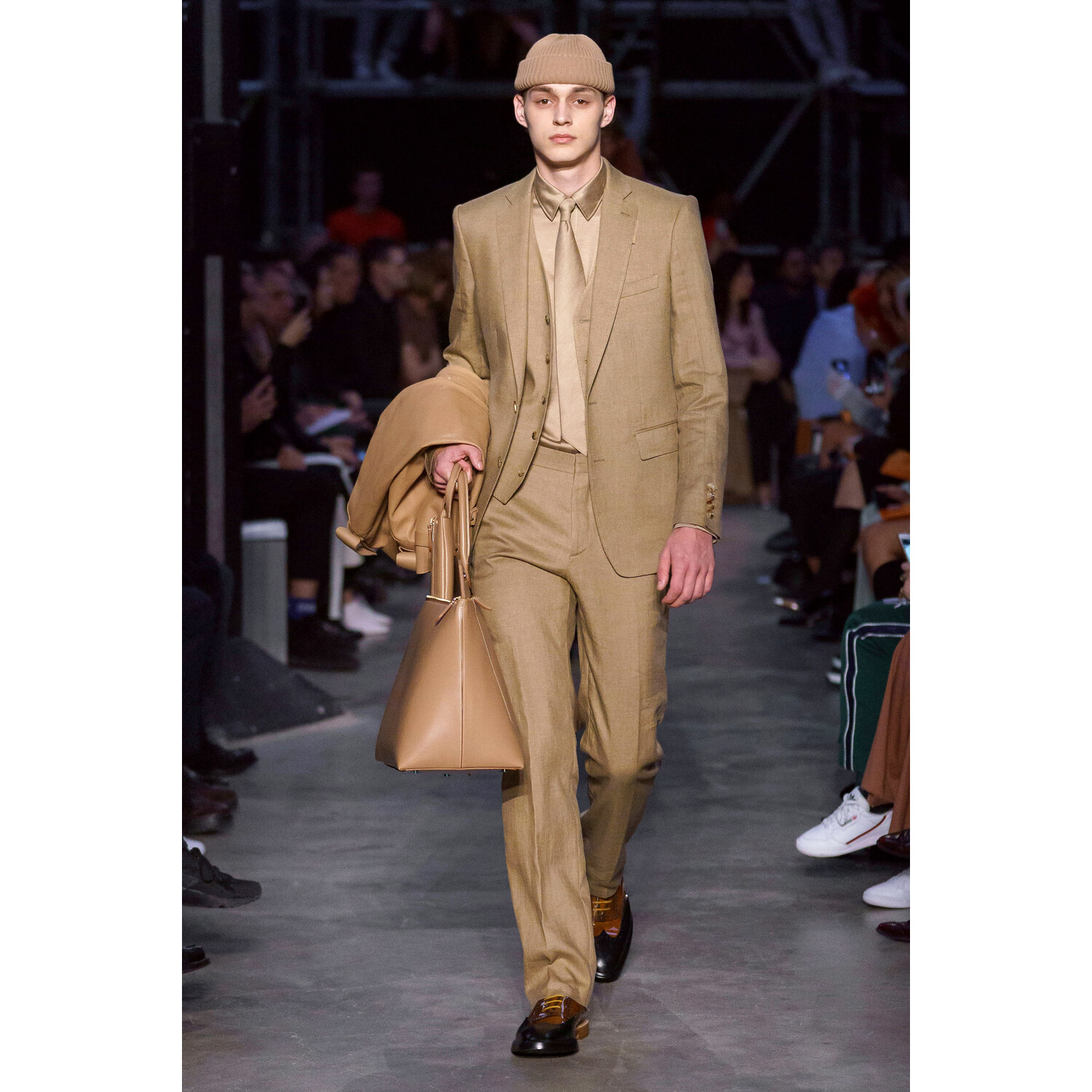 Фото Burberry Fall 2019 Ready-to-Wear / Burberry осень 2019 / Неделя моды: Лондон