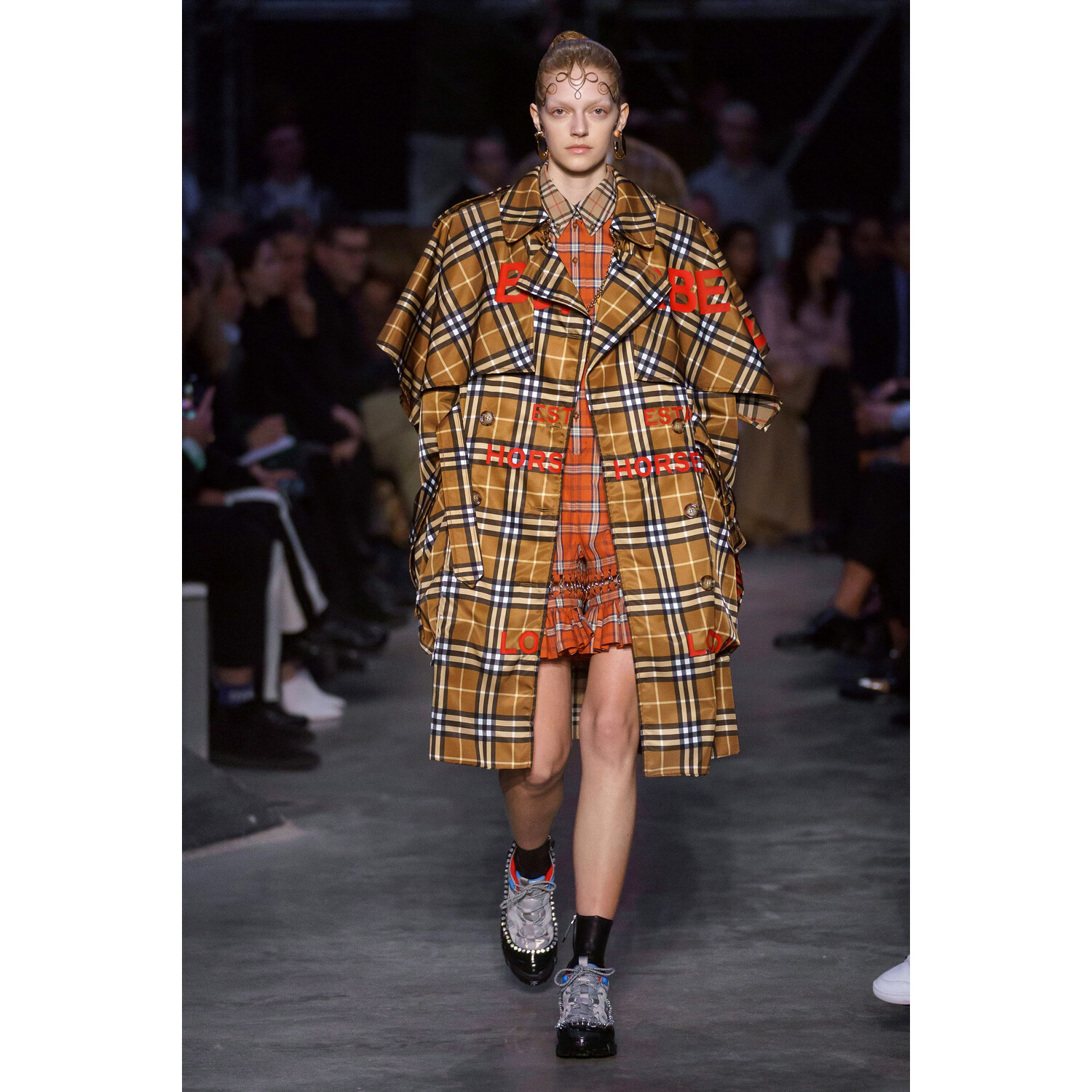 Фото Burberry Fall 2019 Ready-to-Wear / Burberry осень 2019 / Неделя моды: Лондон