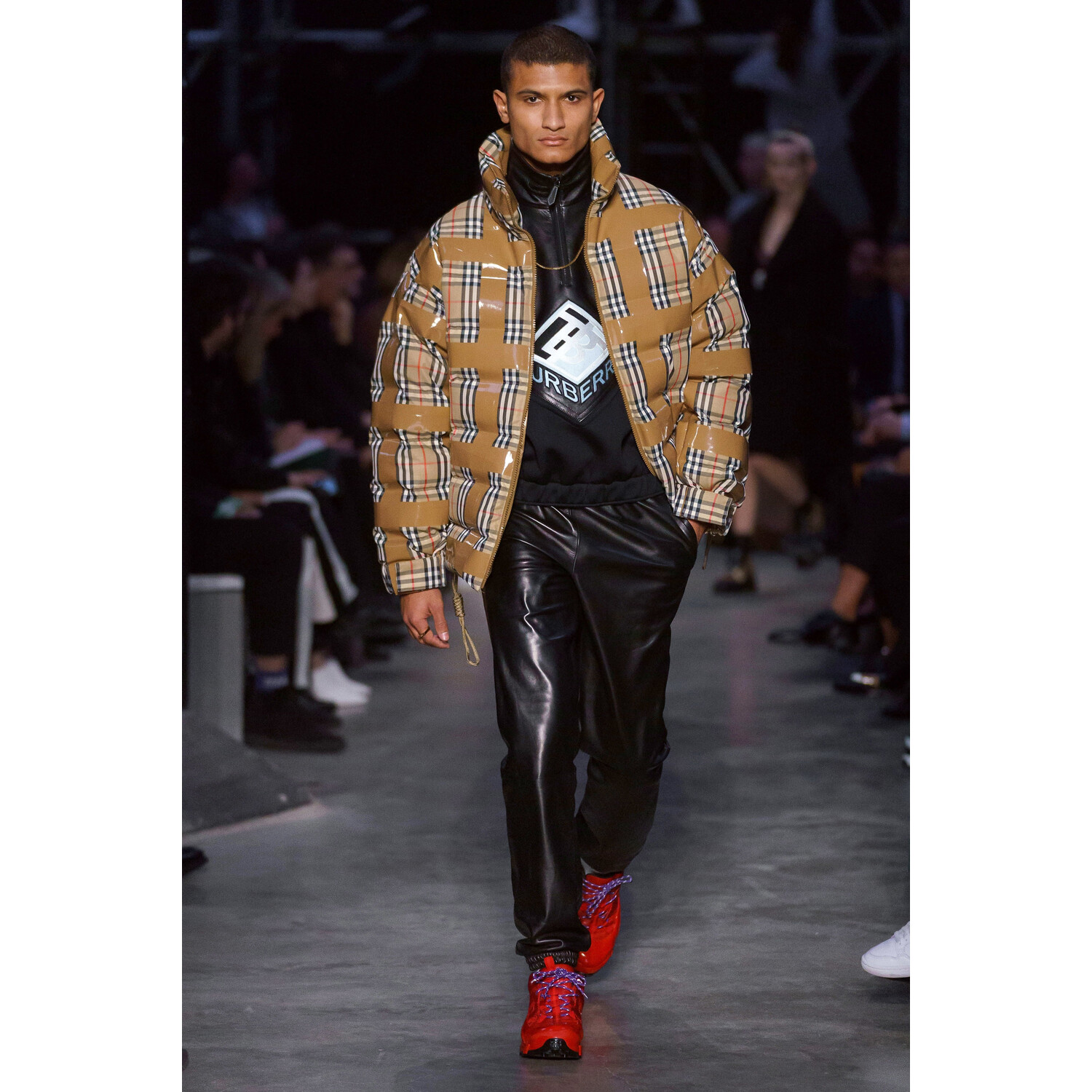 Фото Burberry Fall 2019 Ready-to-Wear / Burberry осень 2019 / Неделя моды: Лондон