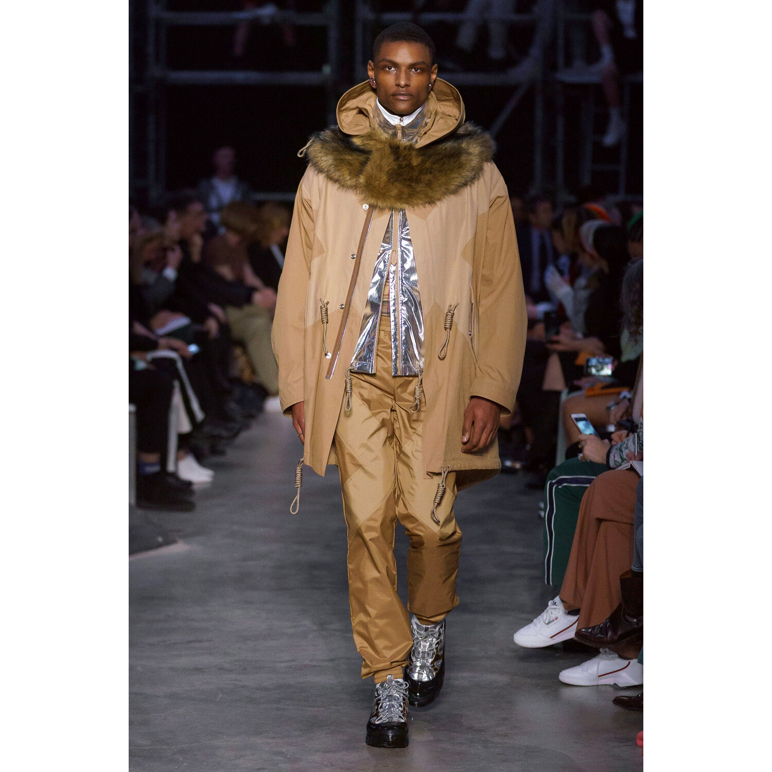 Фото Burberry Fall 2019 Ready-to-Wear / Burberry осень 2019 / Неделя моды: Лондон