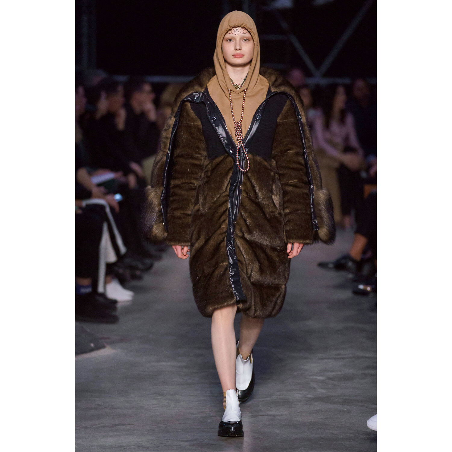 Фото Burberry Fall 2019 Ready-to-Wear / Burberry осень 2019 / Неделя моды: Лондон