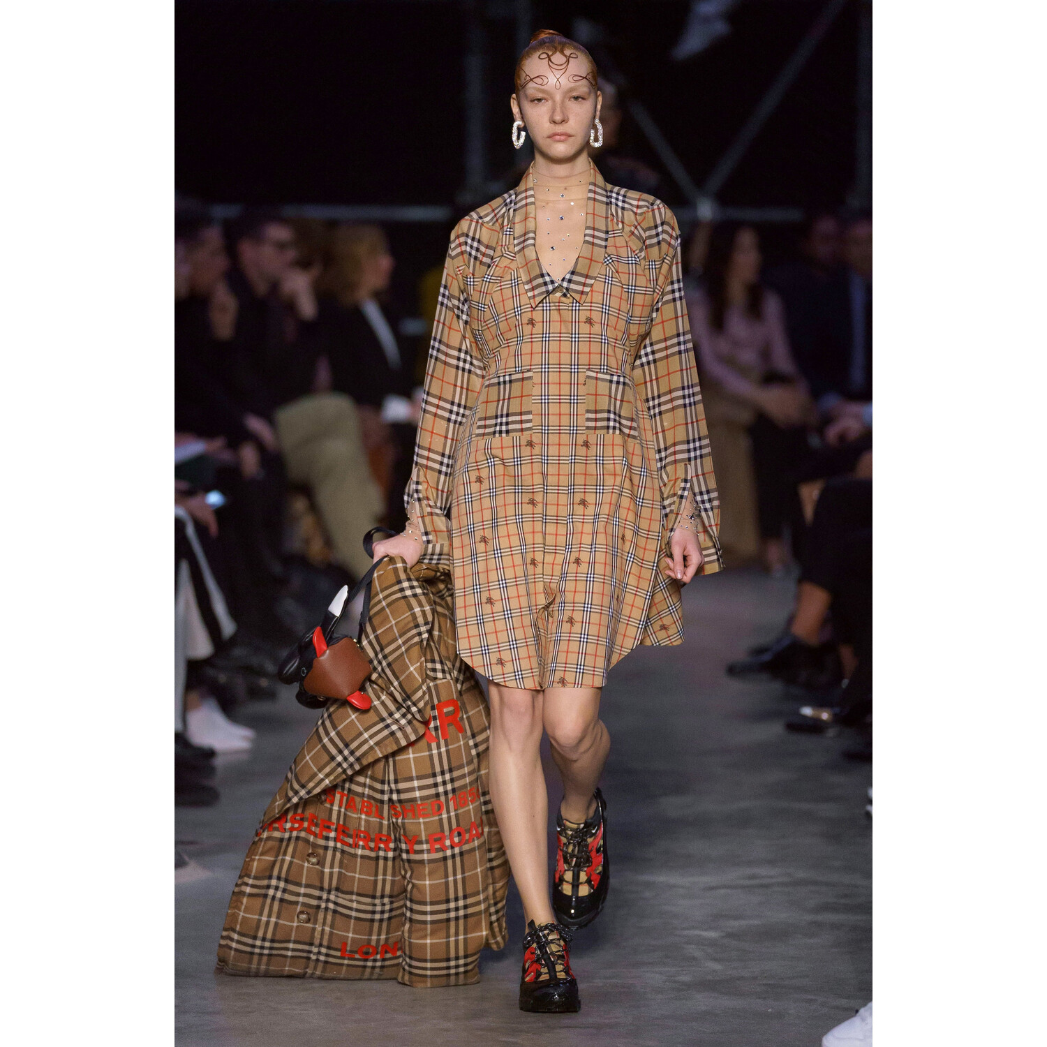 Фото Burberry Fall 2019 Ready-to-Wear / Burberry осень 2019 / Неделя моды: Лондон