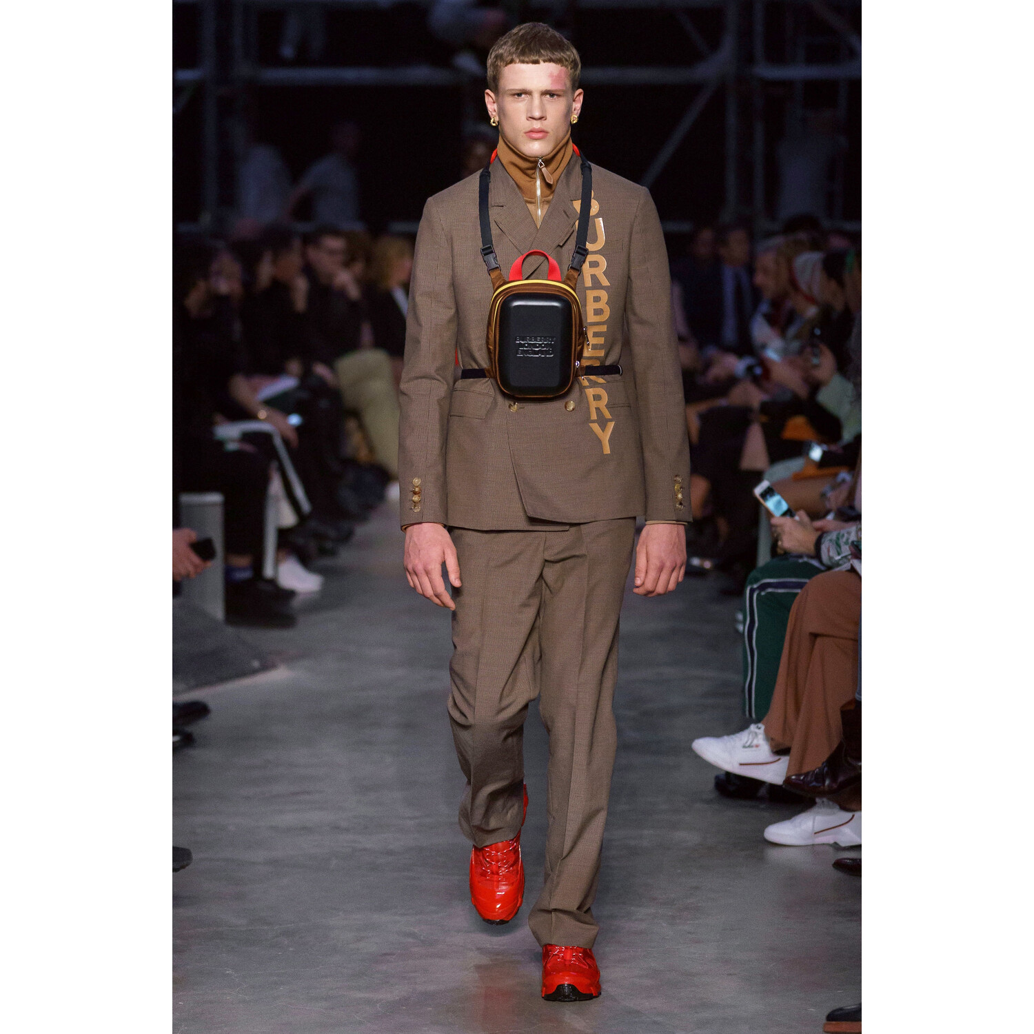 Фото Burberry Fall 2019 Ready-to-Wear / Burberry осень 2019 / Неделя моды: Лондон