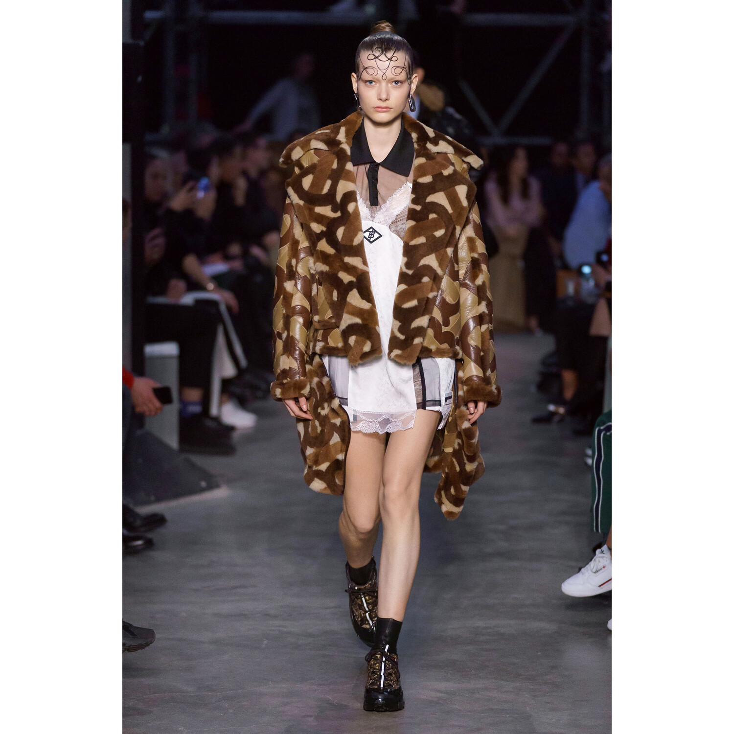 Фото Burberry Fall 2019 Ready-to-Wear / Burberry осень 2019 / Неделя моды: Лондон