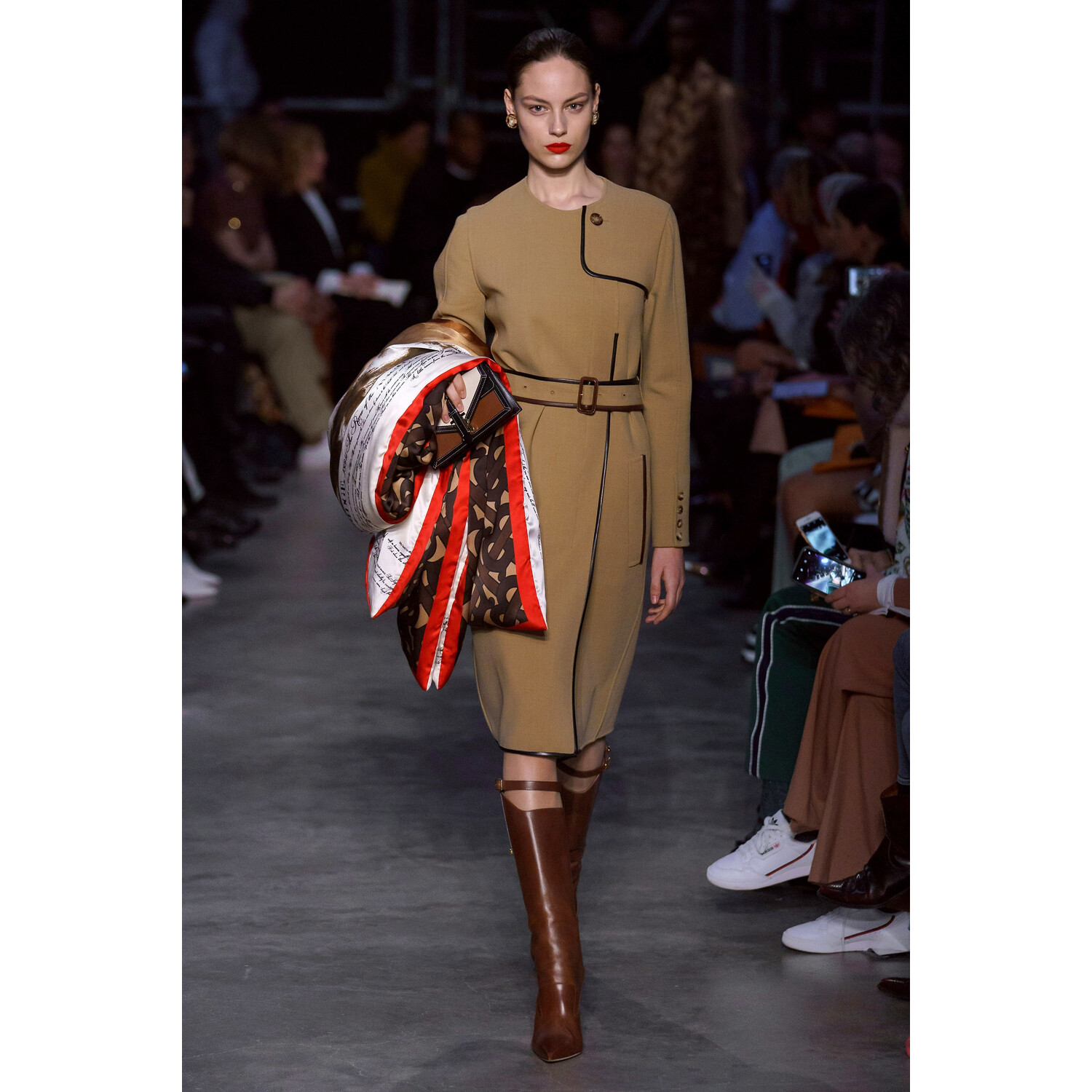 Фото Burberry Fall 2019 Ready-to-Wear / Burberry осень 2019 / Неделя моды: Лондон