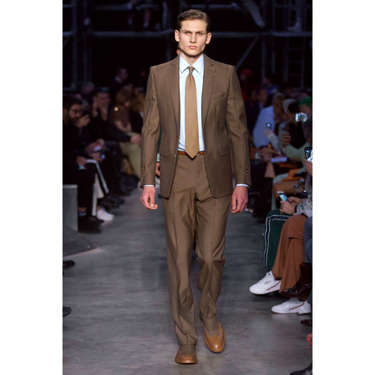 Фото Burberry Fall 2019 Ready-to-Wear / Burberry осень 2019 / Неделя моды: Лондон
