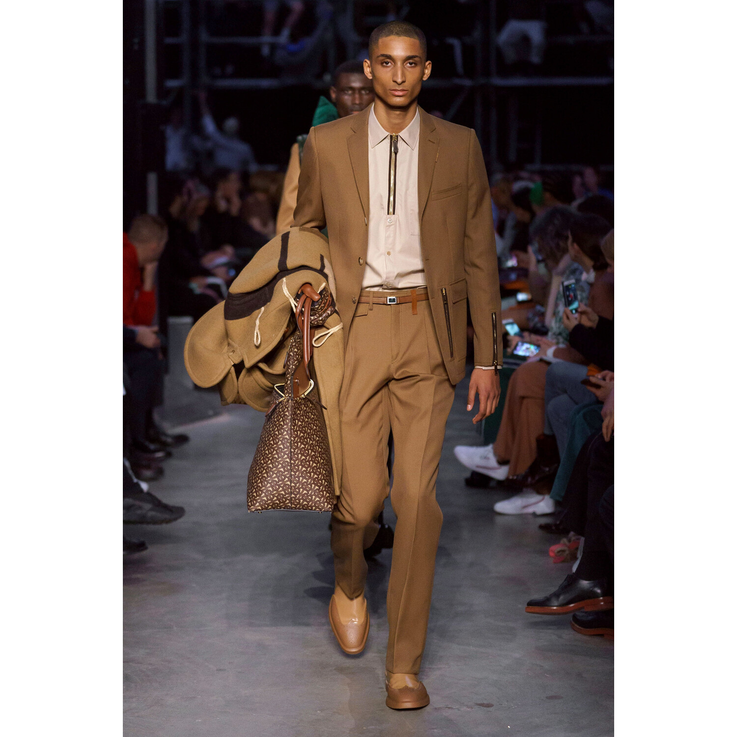 Фото Burberry Fall 2019 Ready-to-Wear / Burberry осень 2019 / Неделя моды: Лондон