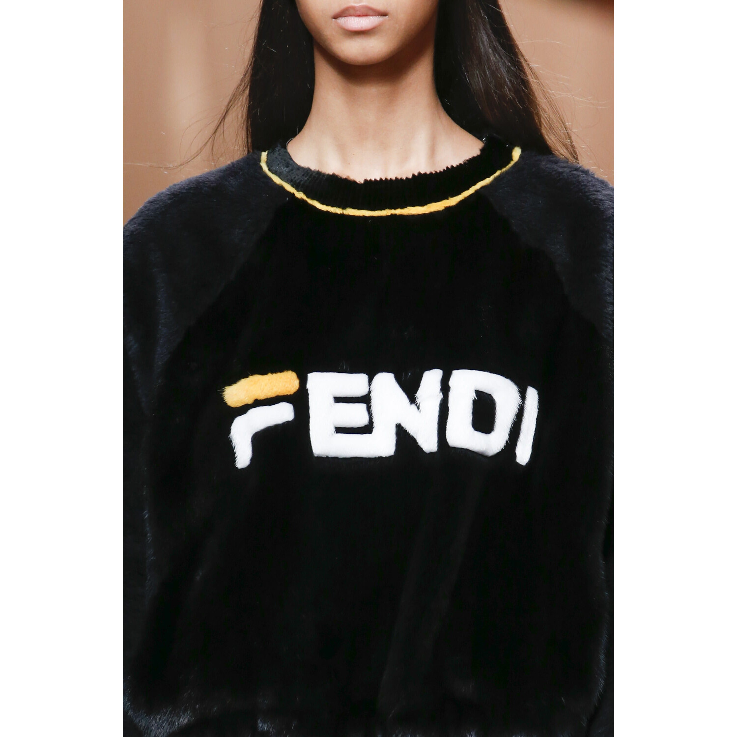 Фото Details Fendi Fall 2018 Ready-to-Wear , Детали показа Фенди осень зима 2018 , Fashion show , неделя моды в Милане , MFW , Mainstyles
