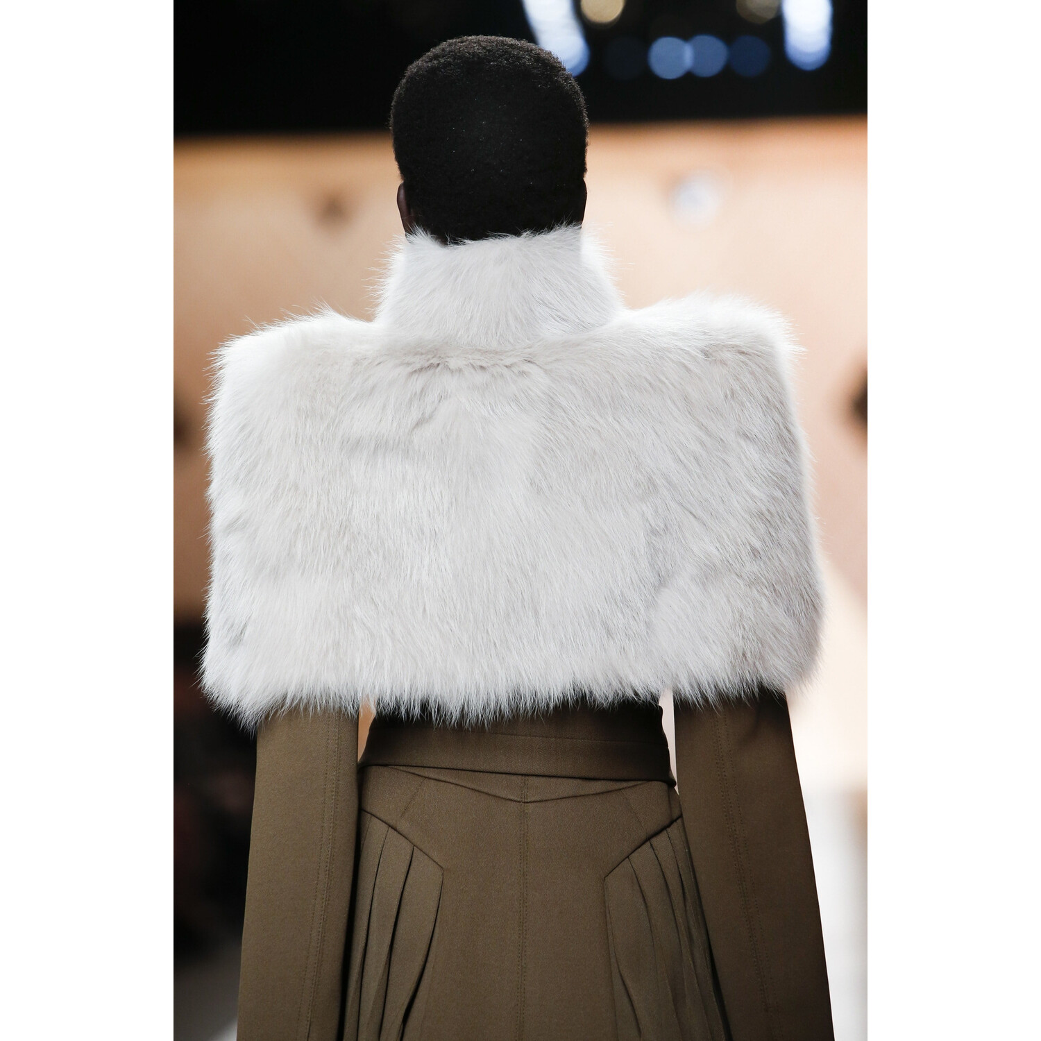 Фото Details Fendi Fall 2018 Ready-to-Wear , Детали показа Фенди осень зима 2018 , Fashion show , неделя моды в Милане , MFW , Mainstyles