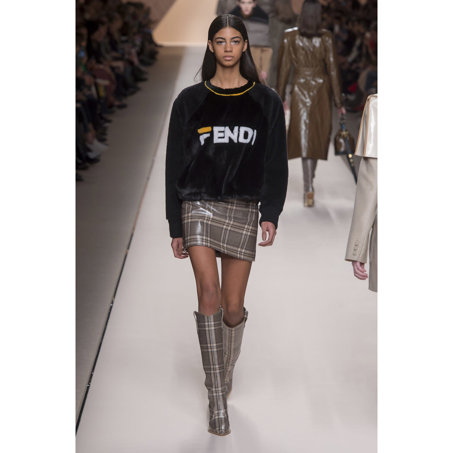 Фото Fendi Fall 2018 Ready-to-Wear , Фенди осень зима 2018 , Fashion show , неделя моды в Милане , MFW , Mainstyles