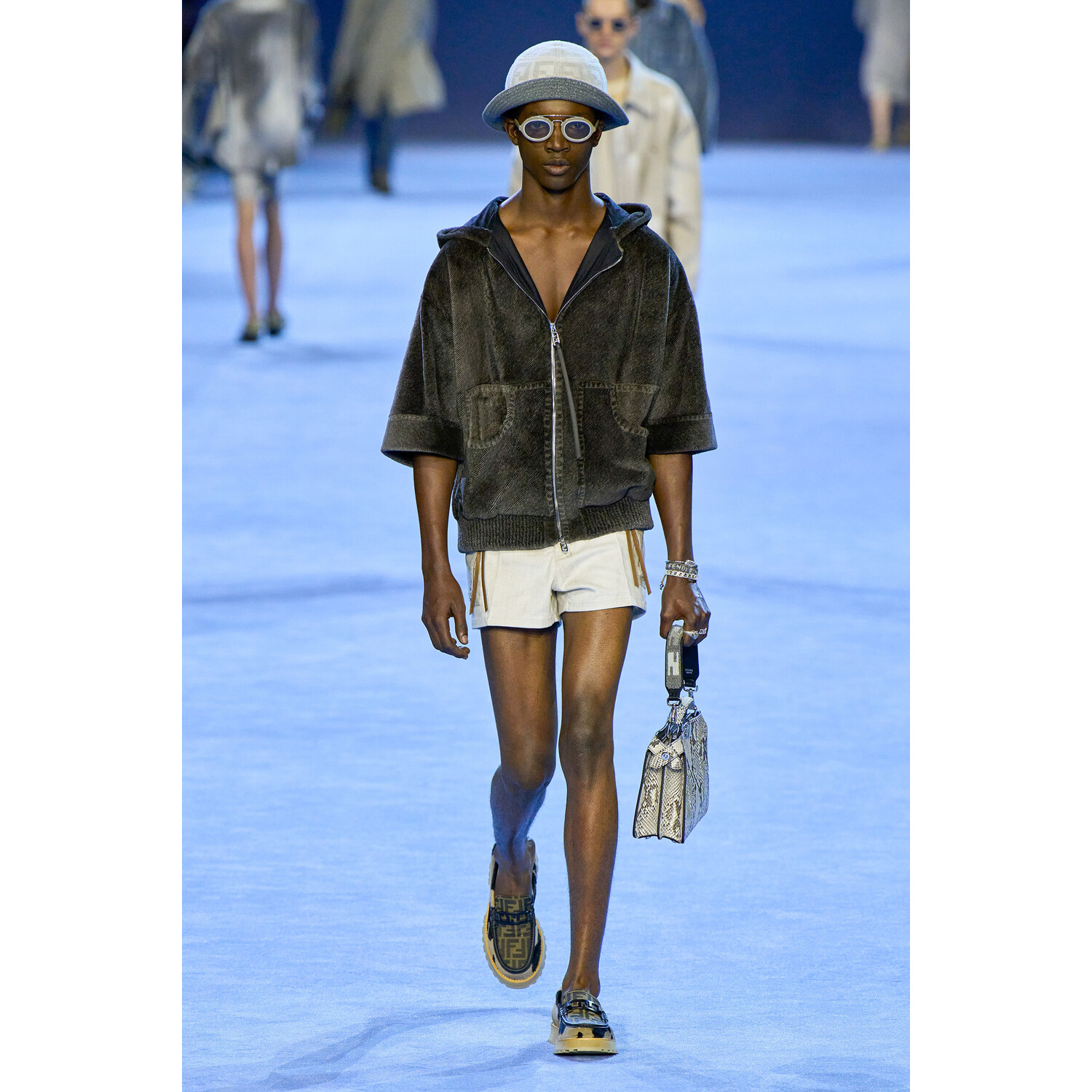 Фото Fendi Menswear Spring 2023 / Fendi мужская коллекция весна-лето 2023