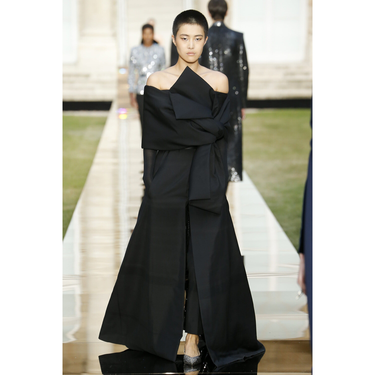 Фото Givenchy Fall 2018 Couture Collection / Живанши Осень 2018 Кутюр коллекция