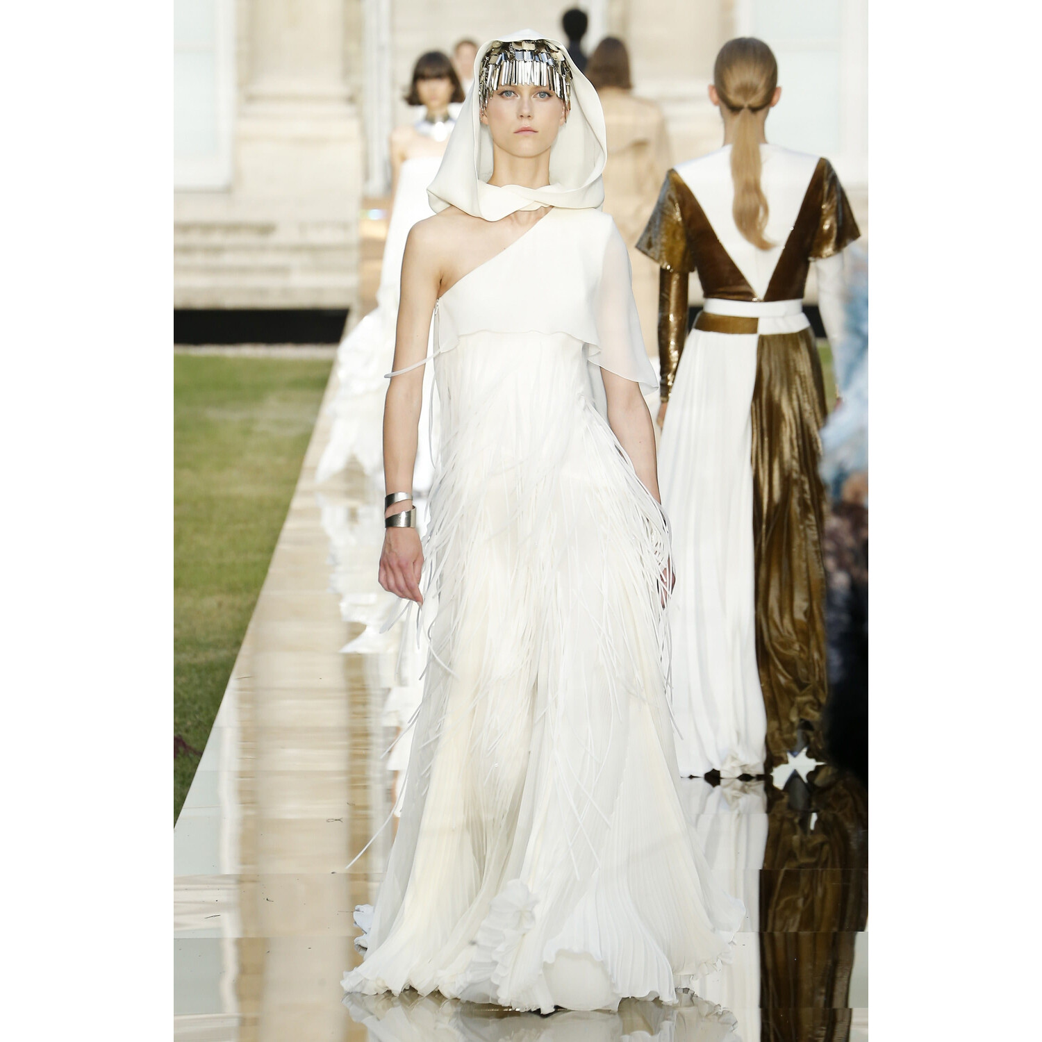 Фото Givenchy Fall 2018 Couture Collection / Живанши Осень 2018 Кутюр коллекция