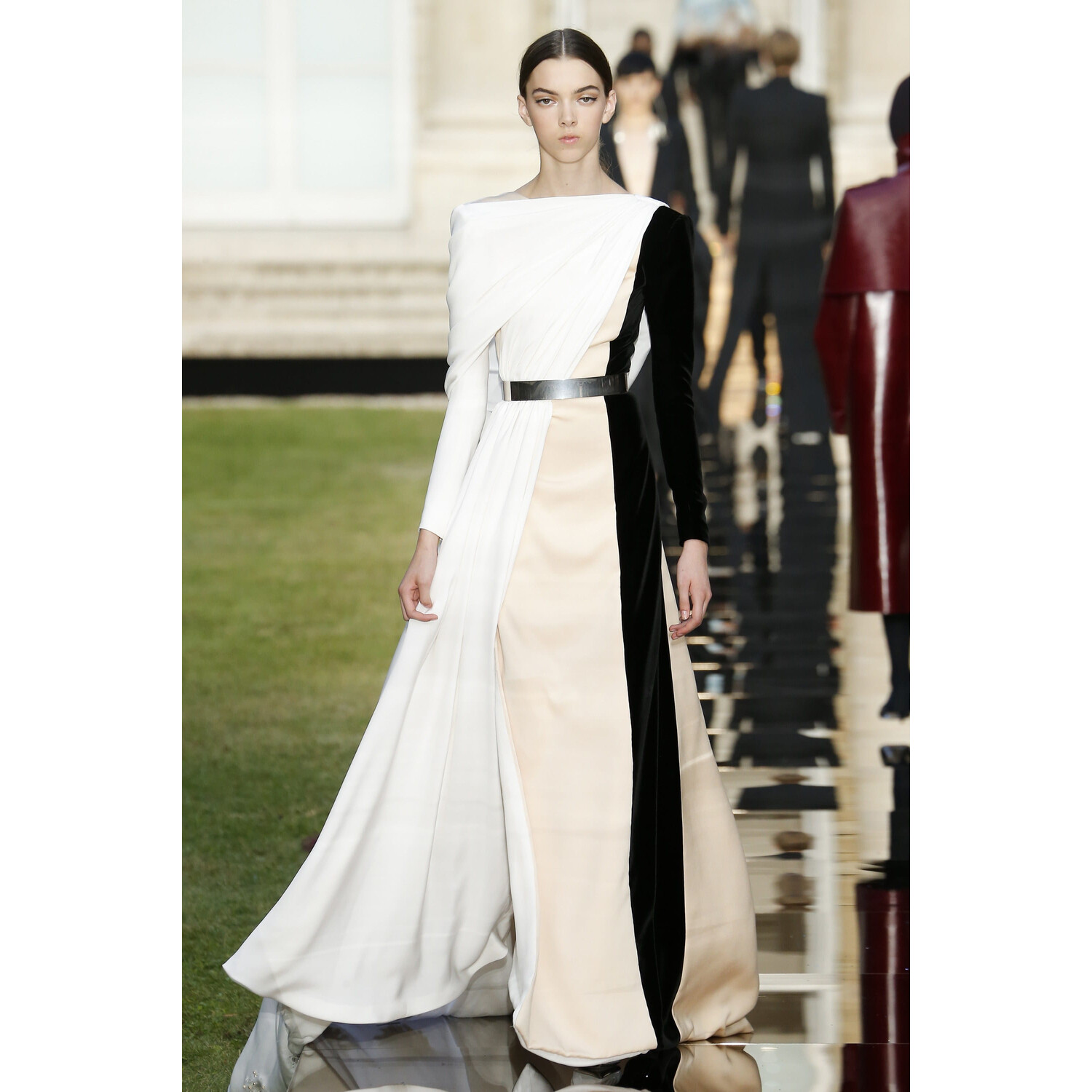 Фото Givenchy Fall 2018 Couture Collection / Живанши Осень 2018 Кутюр коллекция
