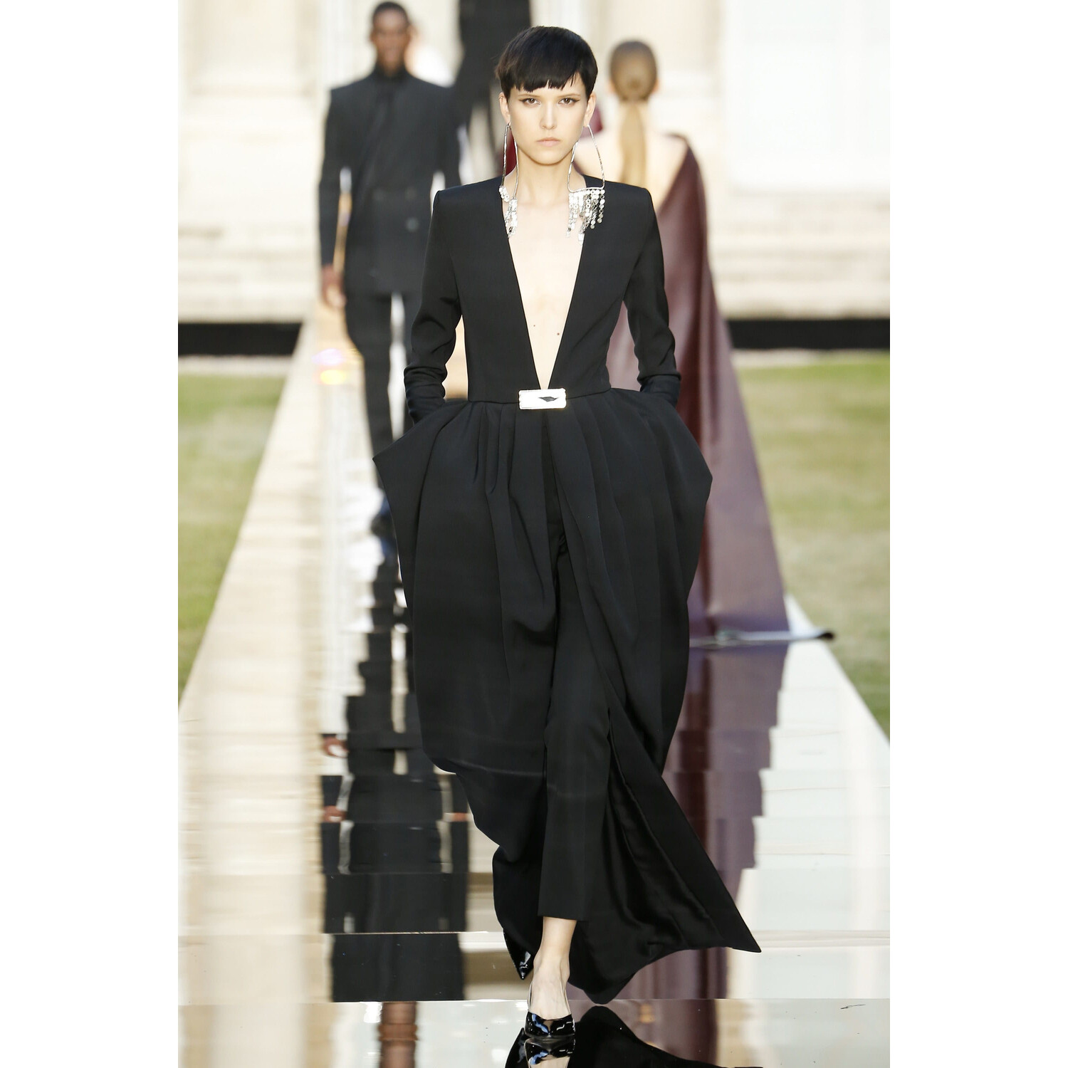 Фото Givenchy Fall 2018 Couture Collection / Живанши Осень 2018 Кутюр коллекция