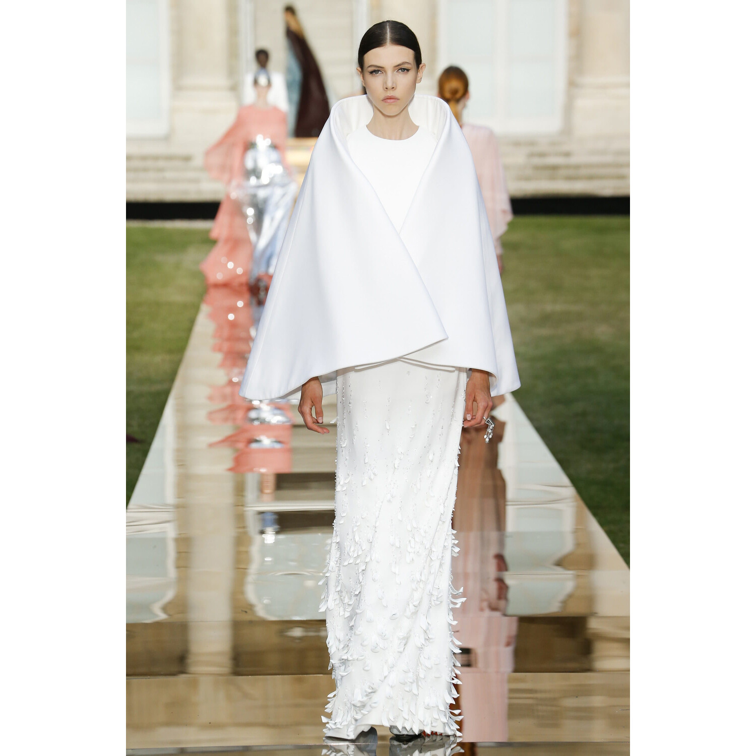 Фото Givenchy Fall 2018 Couture Collection / Живанши Осень 2018 Кутюр коллекция