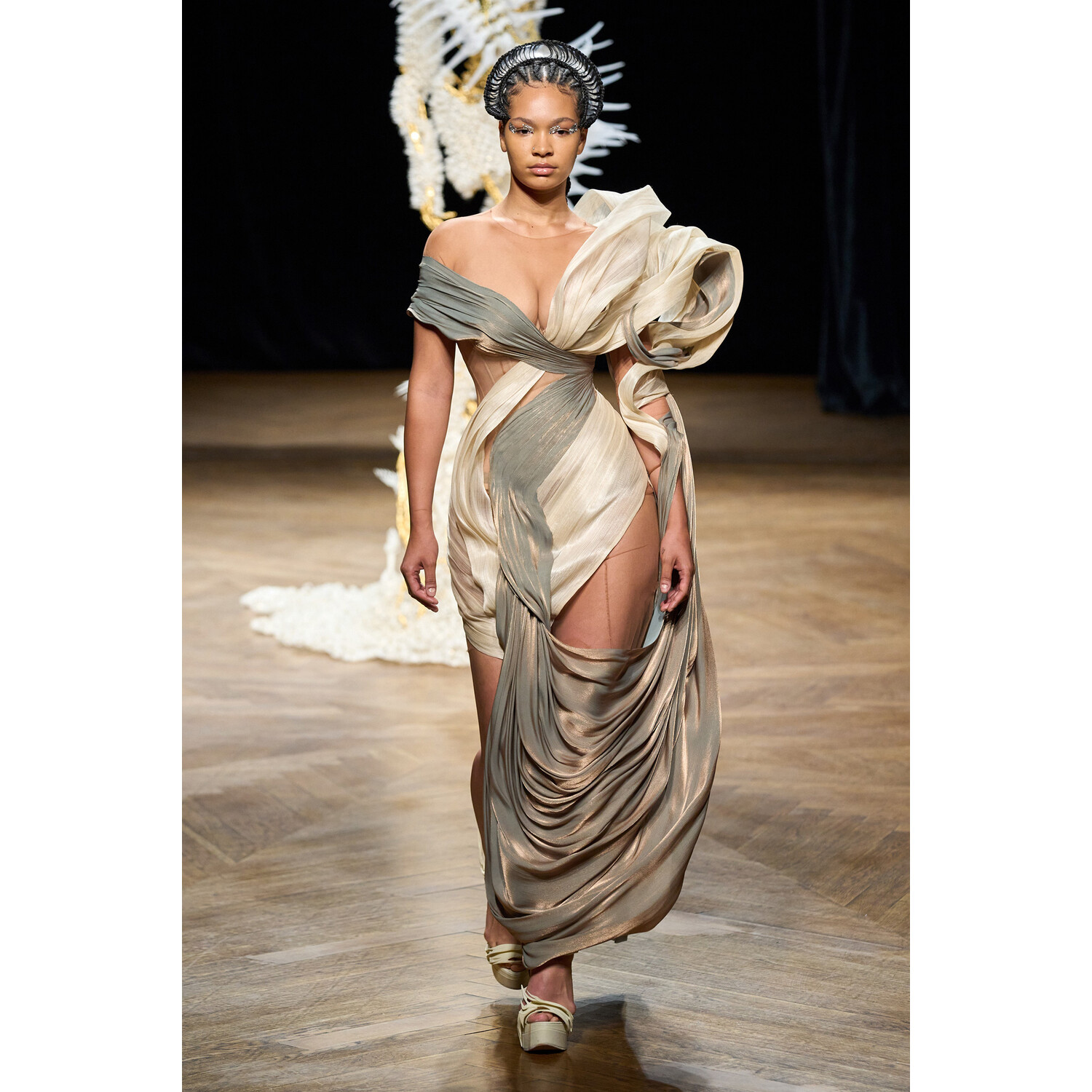 Фото Iris van Herpen Couture коллекция осень 2022 / Iris van Herpen Couture Fall 2022