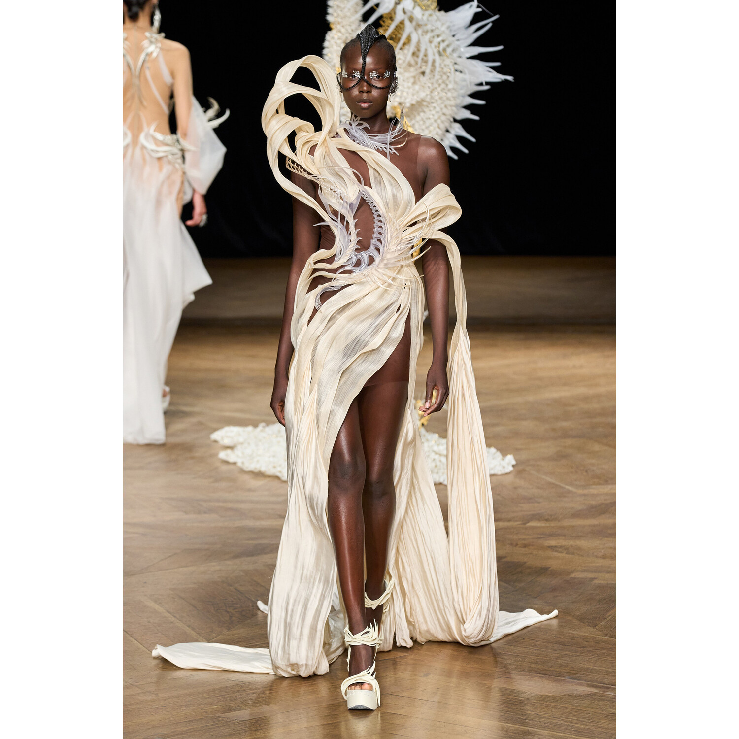 Фото Iris van Herpen Couture коллекция осень 2022 / Iris van Herpen Couture Fall 2022