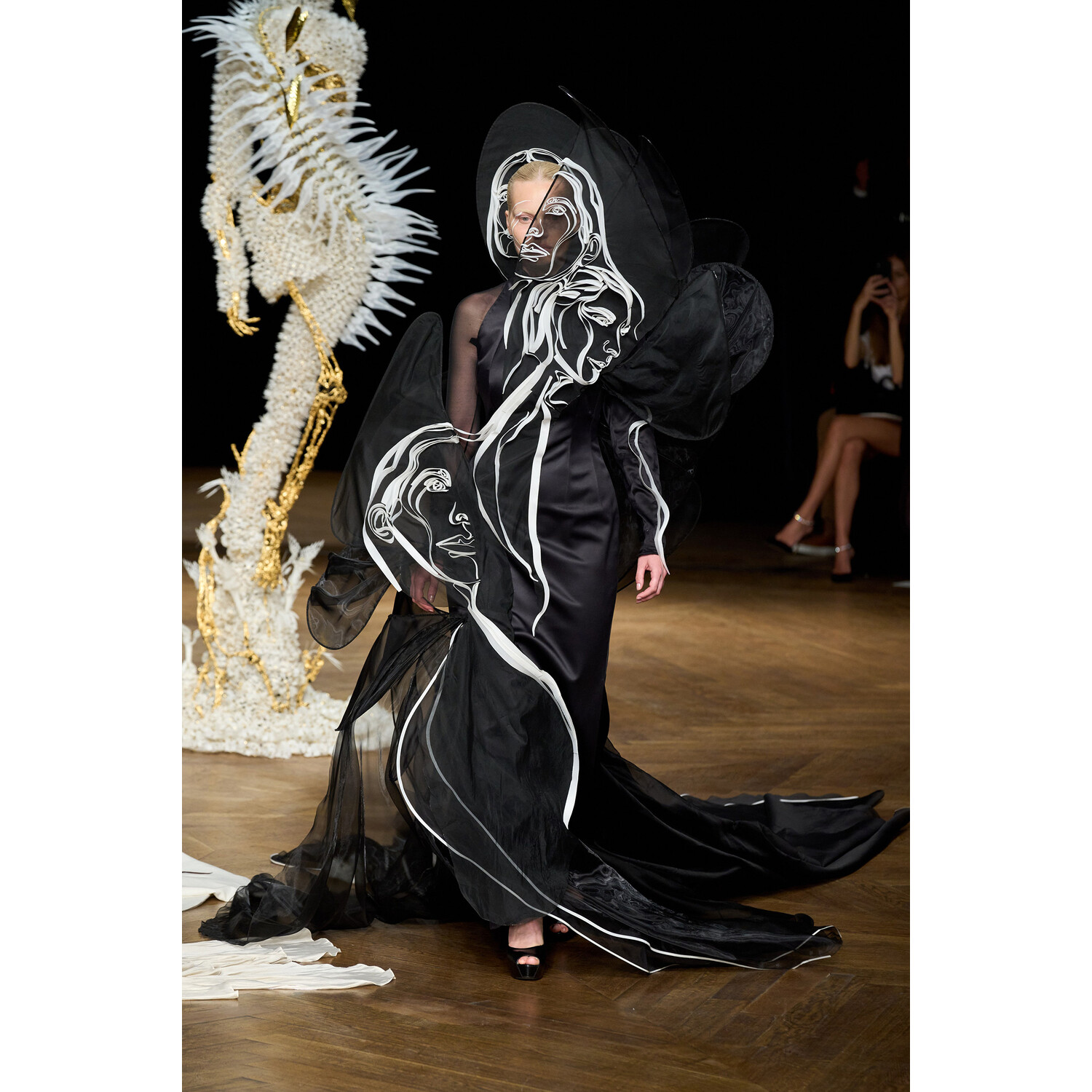 Фото Iris van Herpen Couture коллекция осень 2022 / Iris van Herpen Couture Fall 2022